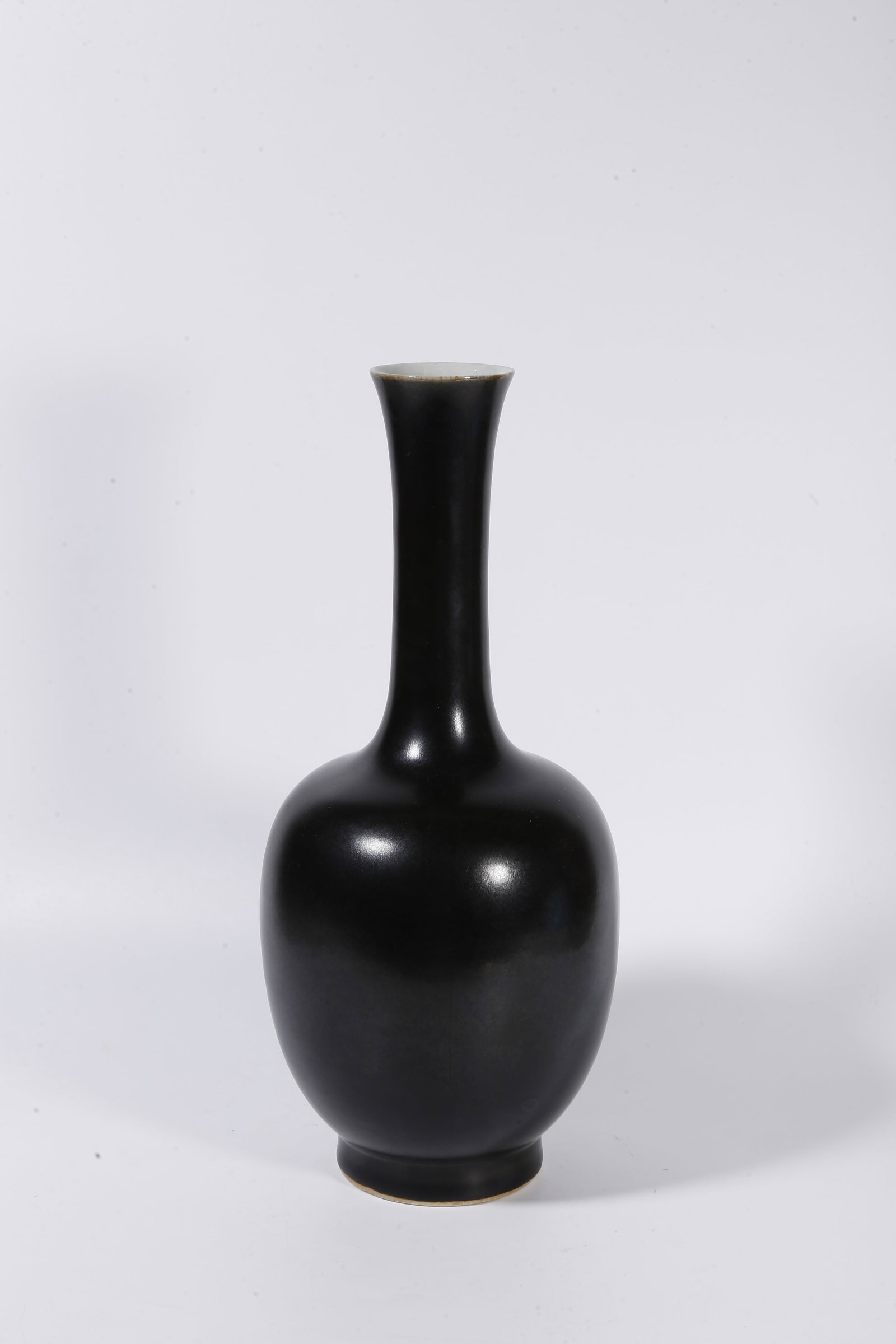 A BLACK GOLD GLAZED DECORATIVE VASE: Black Gold Glazed Decorative Vase