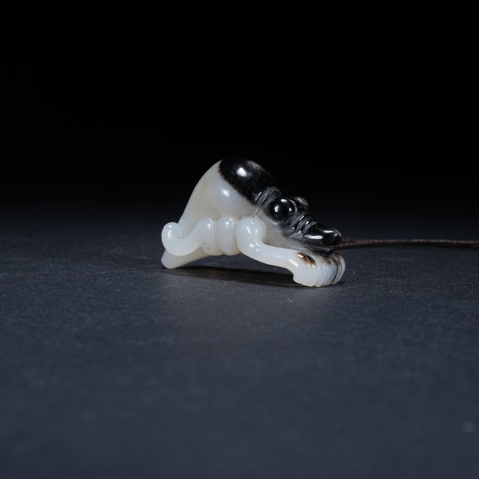 A HETIAN JADE SKILLFULLY COLORED BEAST HAND ORNAMENT: Hetian Jade Skillfully Colored Beast Hand Ornament