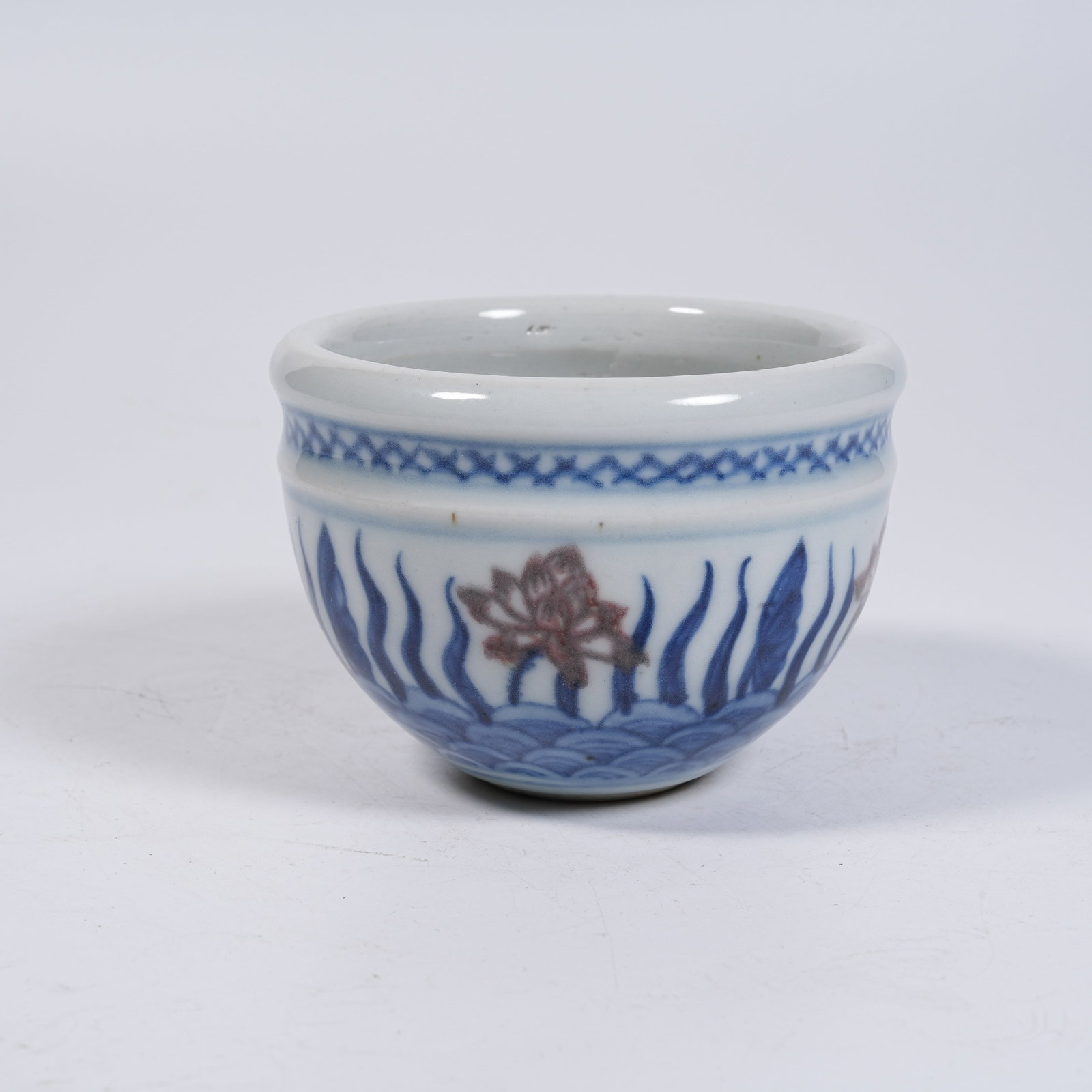 A BLUE AND WHITE VAT WITH UNDERGLAZE RED FLORAL PATTERNS: Blue and White Vat with Underglaze Red Floral Patterns