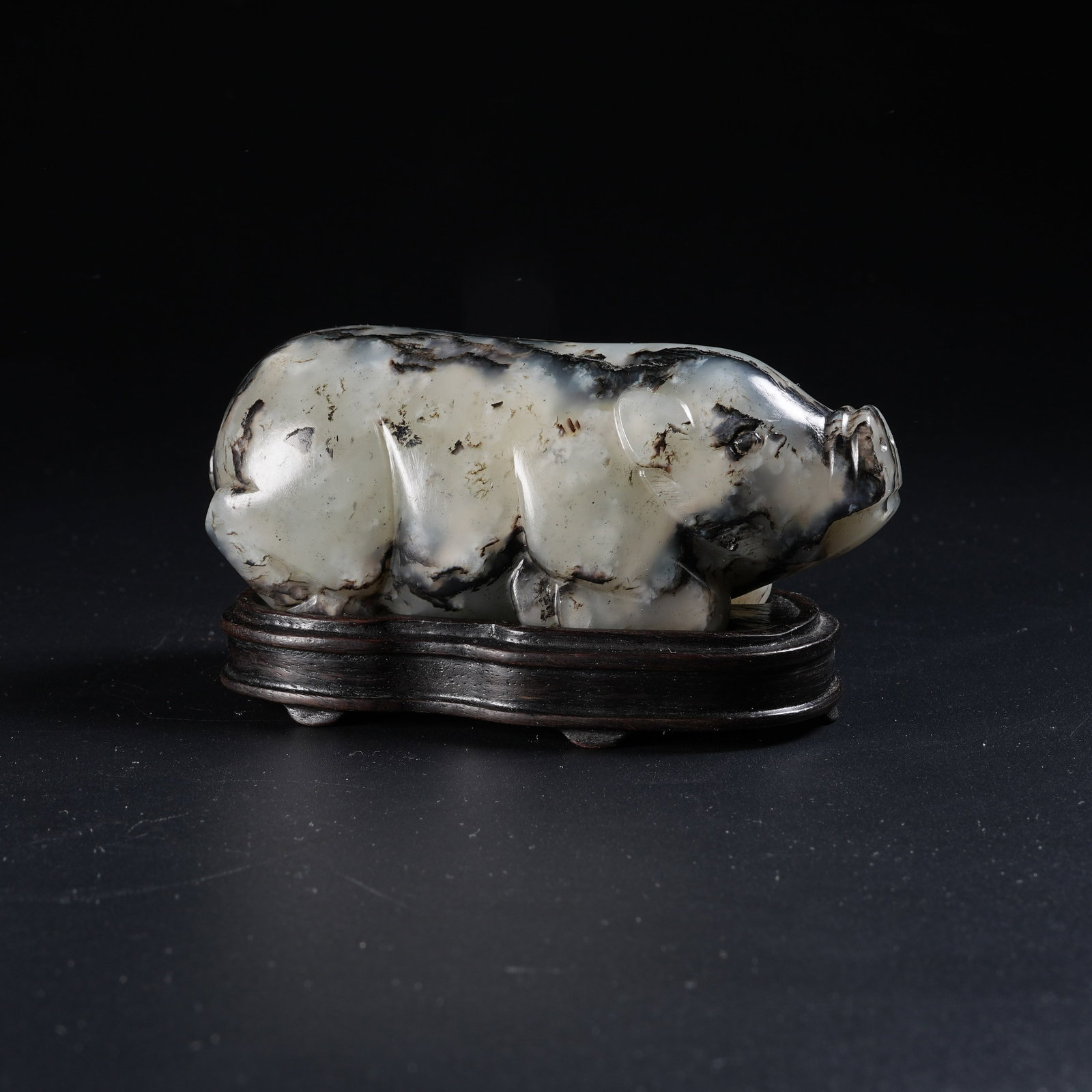 A MEDIEVAL JADE RECUMBENT PIG ORNAMENT: Medieval Jade Recumbent Pig Ornament