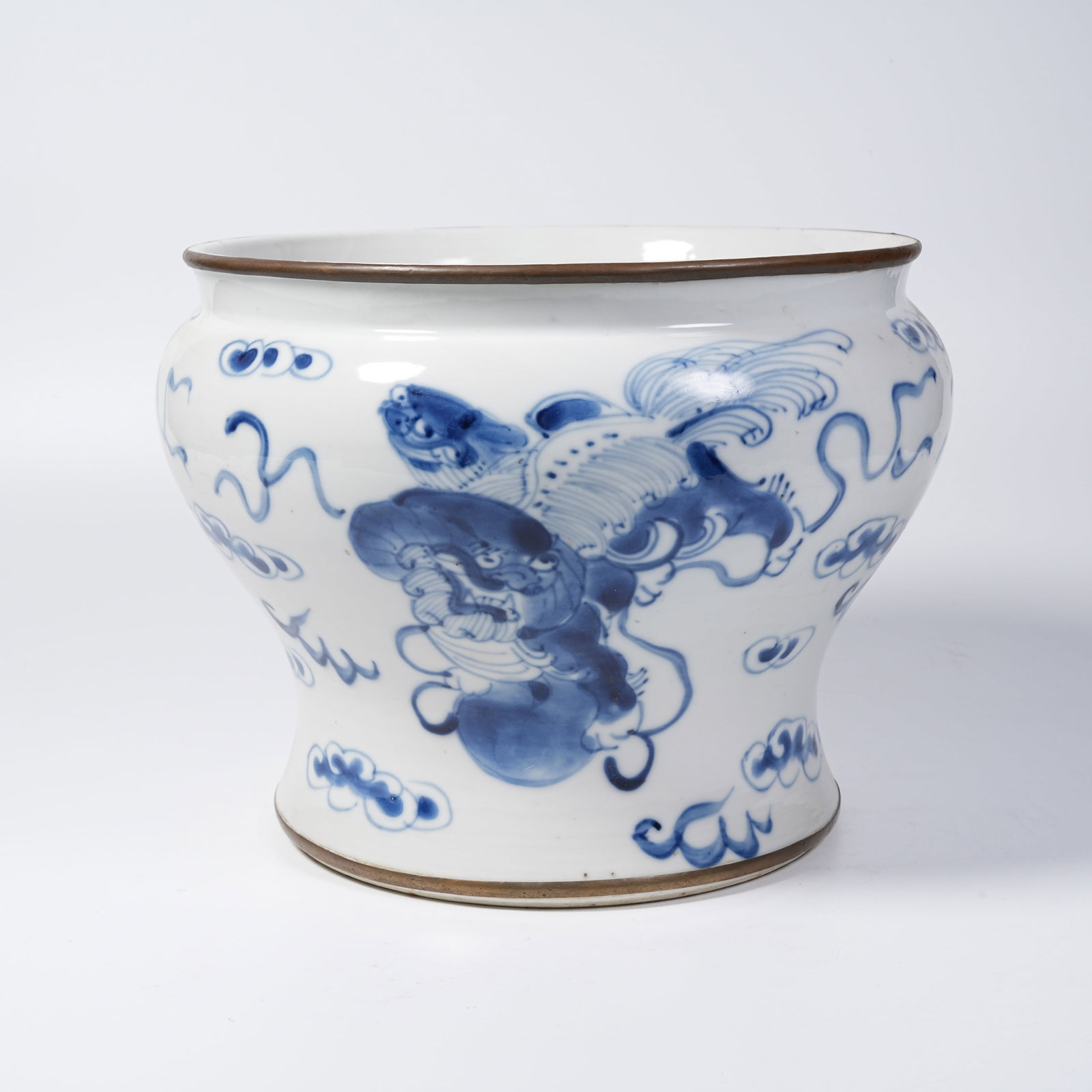 A BLUE AND WHITE VAT WITH LIONS PLAYING SILK BALL PATTERNS: Blue and White Vat with Lions Playing Silk Ball Patterns