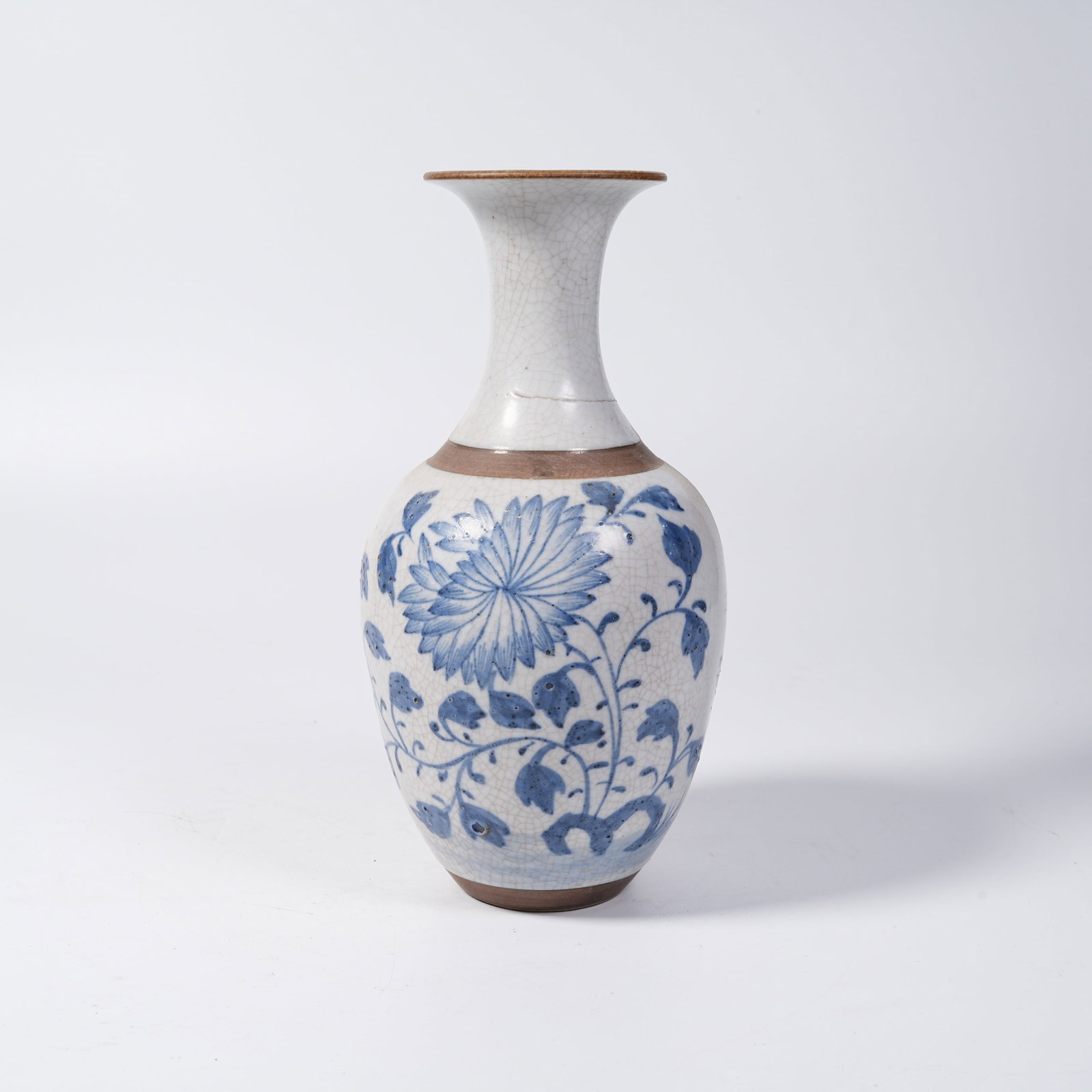 A BLUE AND WHITE PLATE-MOUTHED VASE WITH FLORAL PATTERNS: Blue and White Plate-mouthed Vase with Floral Patterns