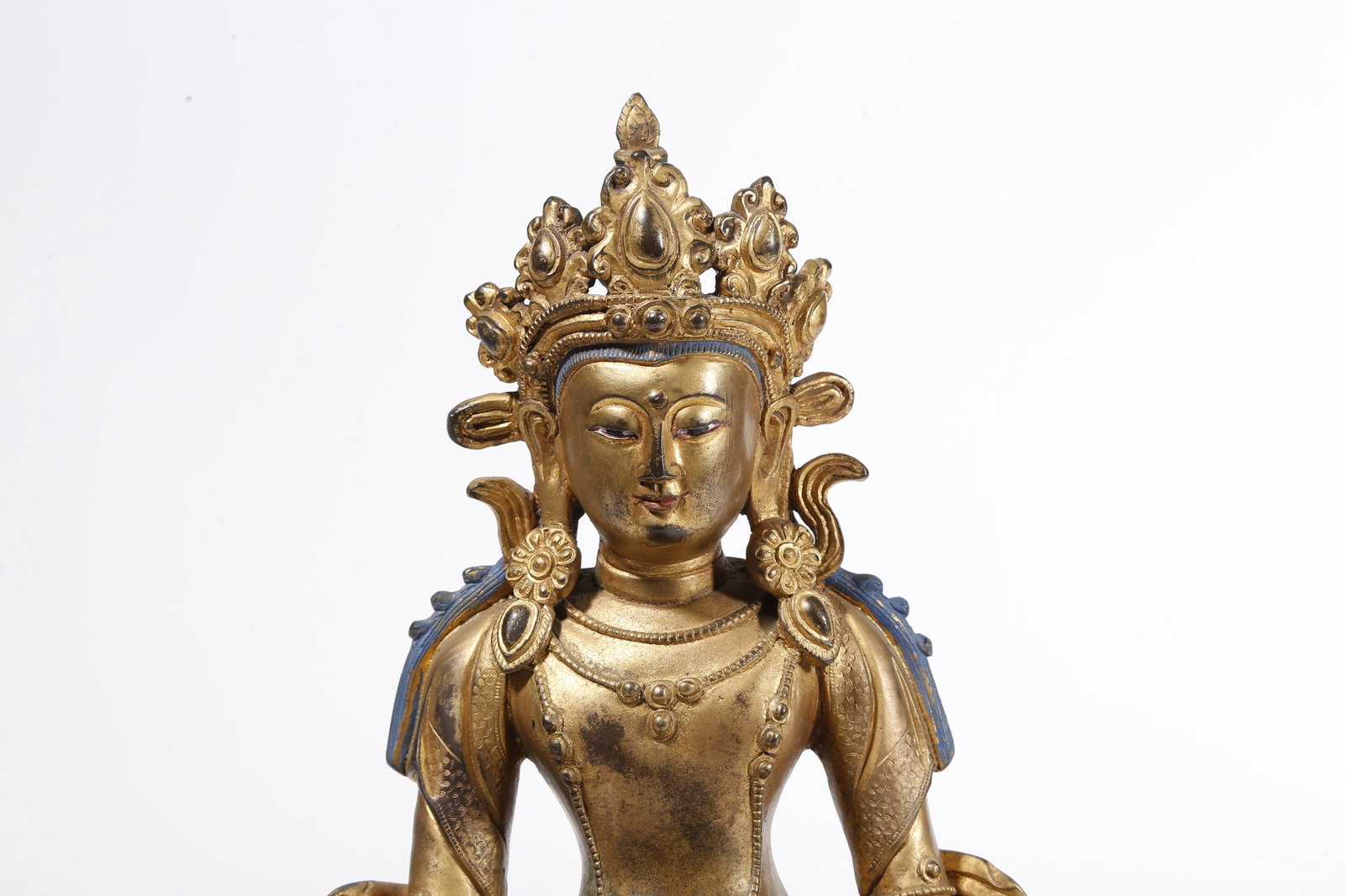 A GILDED BRONZE BUDDHA STATUE - 2