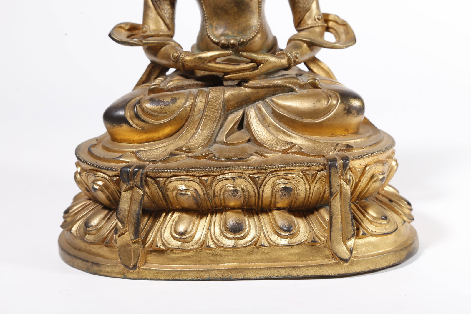A GILDED BRONZE BUDDHA STATUE - 3