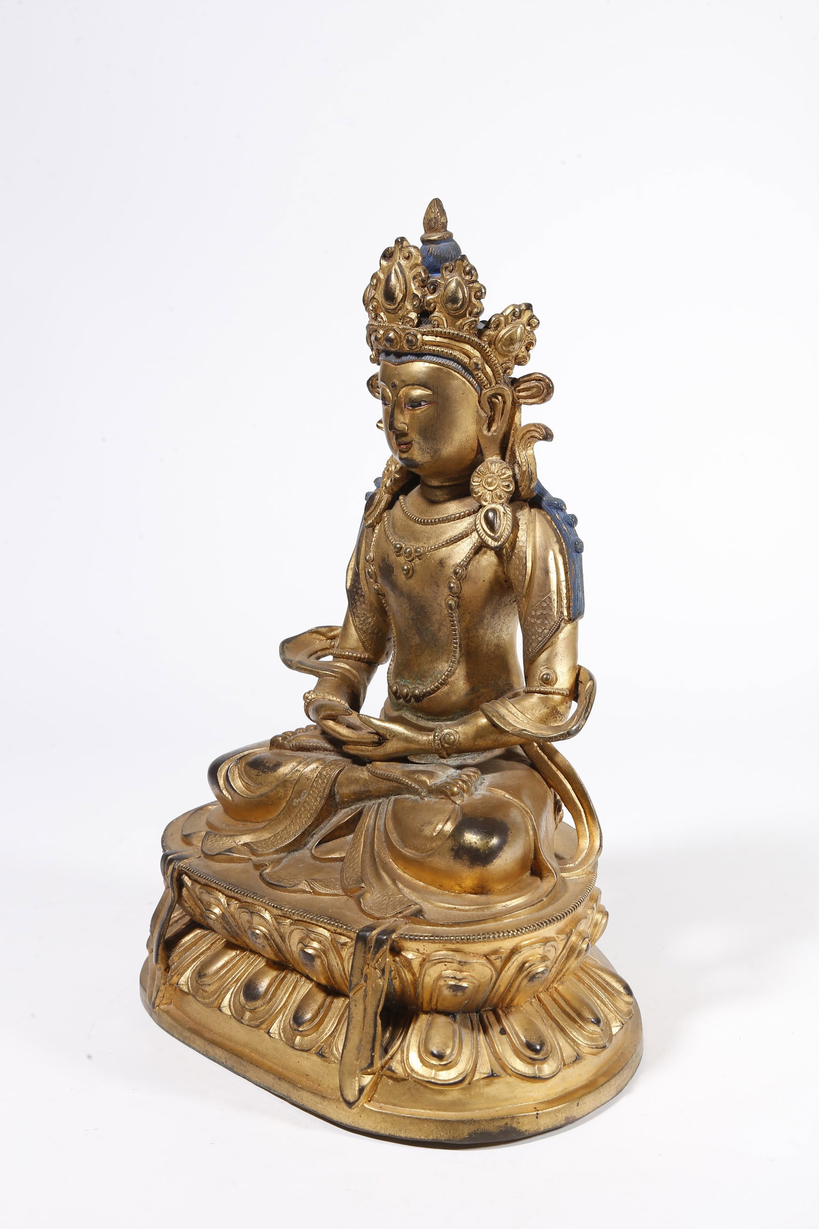 A GILDED BRONZE BUDDHA STATUE - 4