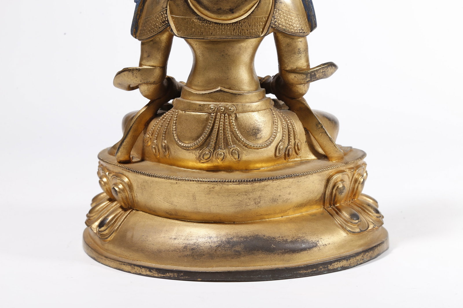 A GILDED BRONZE BUDDHA STATUE - 7