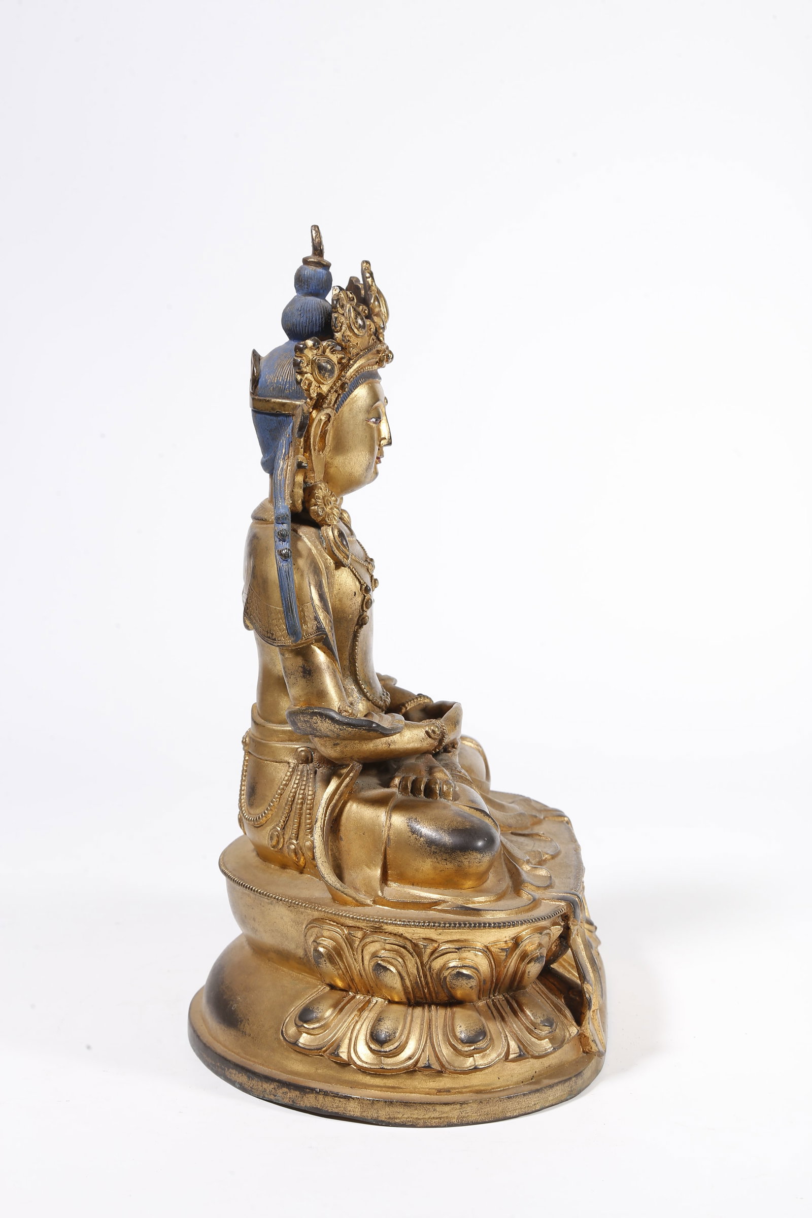 A GILDED BRONZE BUDDHA STATUE - 8