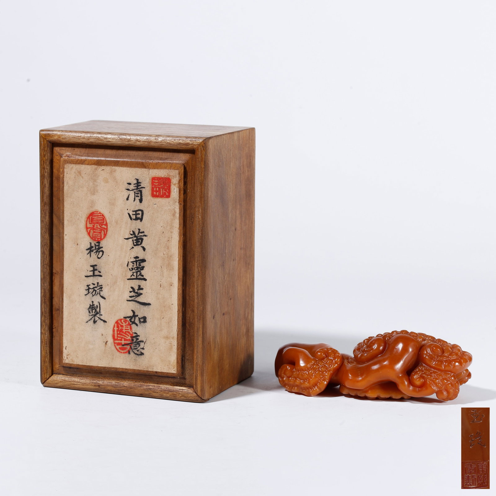 A GANODERMA-SHAPED ORNAMENT CARVED FROM SHOUSHAN STONE: Ganoderma-shaped Ornament Carved from Shoushan Stone