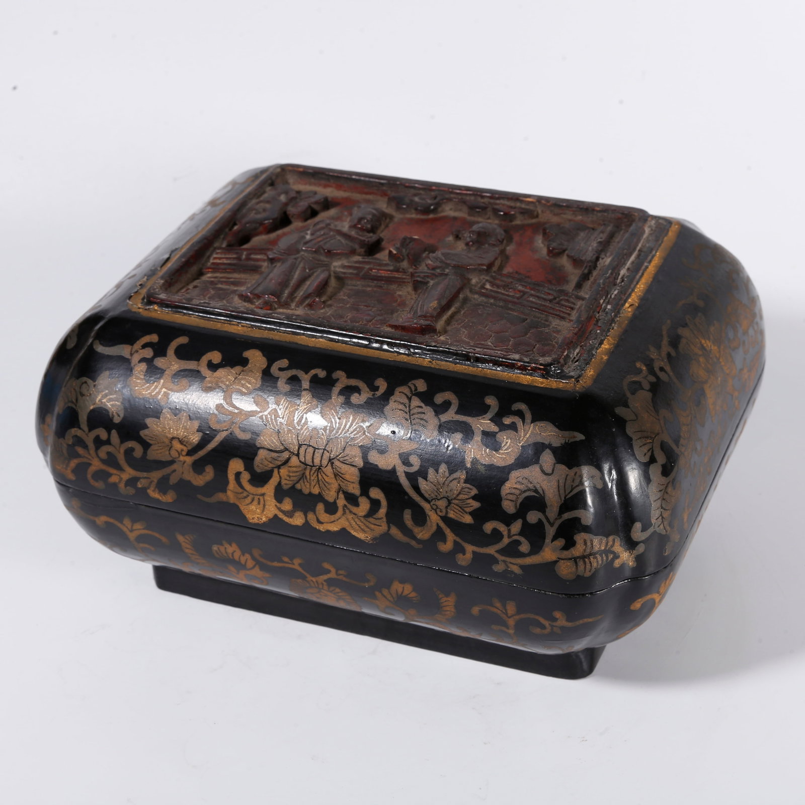 A LACQUERED COVER BOX WITH CHAMFERED CORNERS (1 of 9)