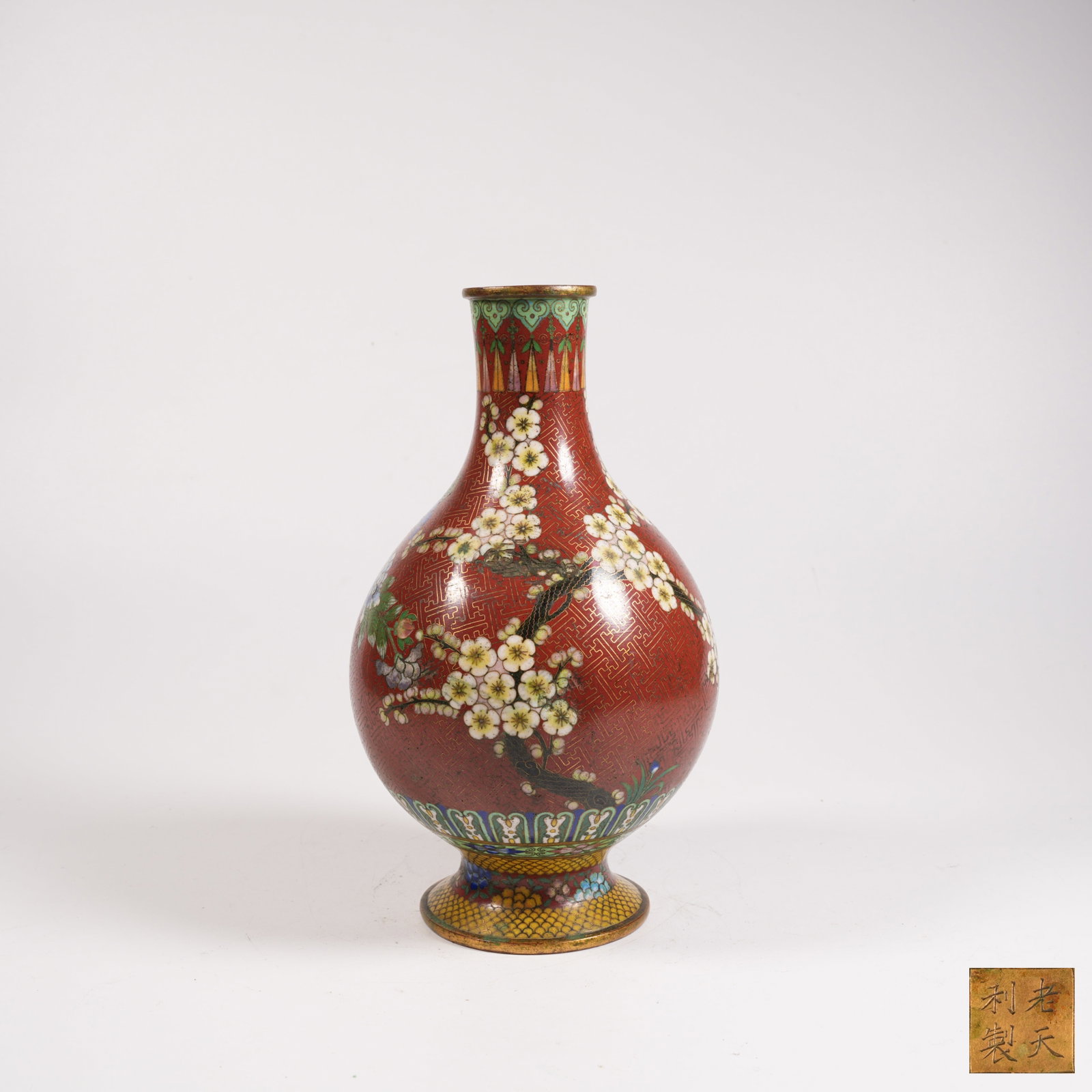 A CLOISONNE VASE WITH FLOWER PATTERN ON COPPER BODY: Cloisonne Vase with Flower Pattern on Copper Body