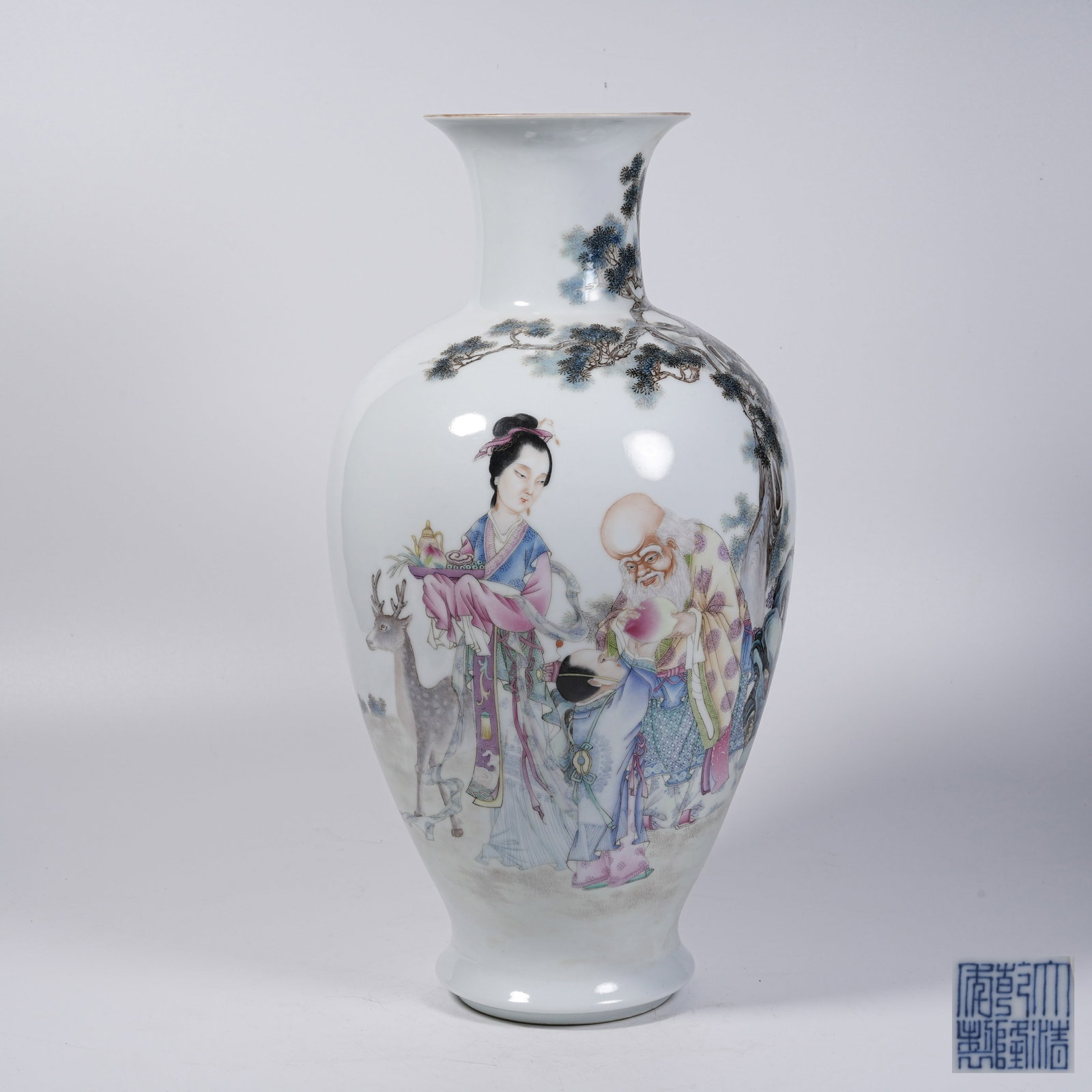 A FAMILLE ROSE DECORATIVE VASE WITH BIRTHDAY TRIBUTE PATTERNS (1 of 8)