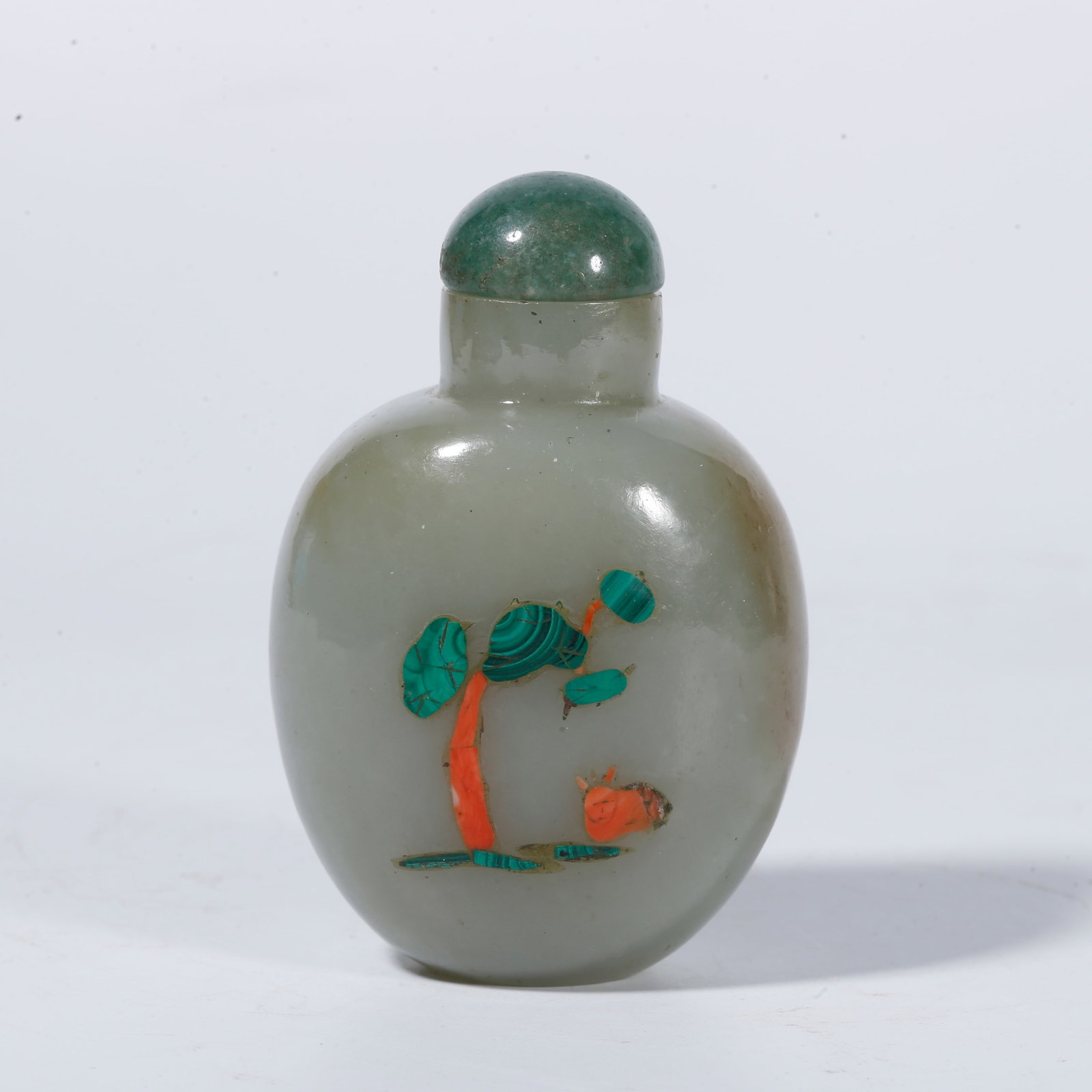 A HETIAN JADE SNUFF BOTTLE: Hetian Jade Snuff Bottle