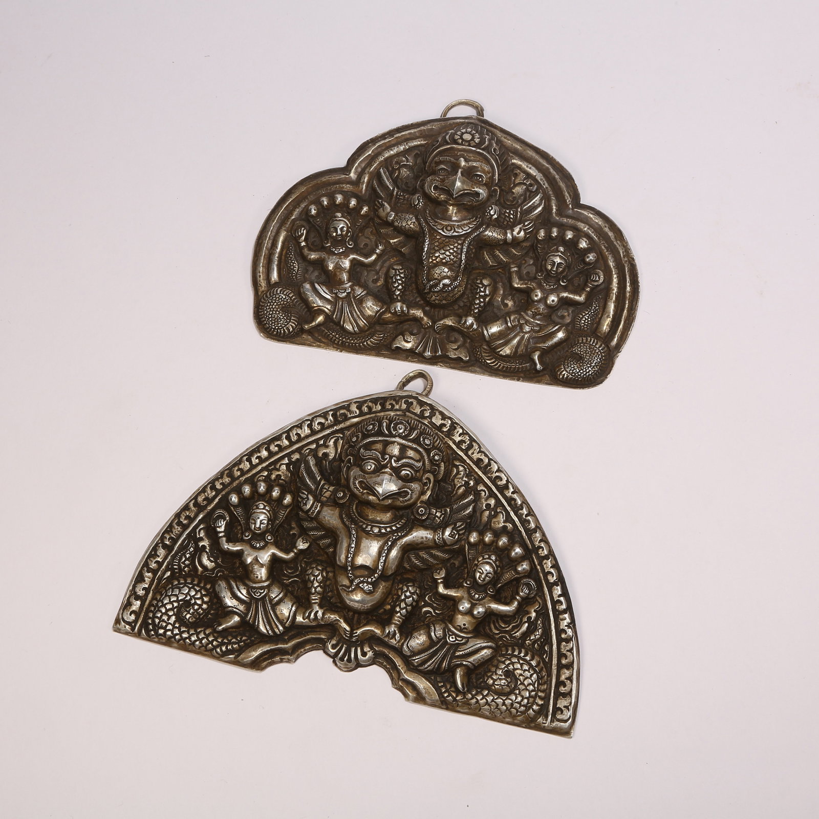 A SET OF SILVER HAMMERED DAPENG BIRD PLAQUES: Set of silver hammered Dapeng bird plaques