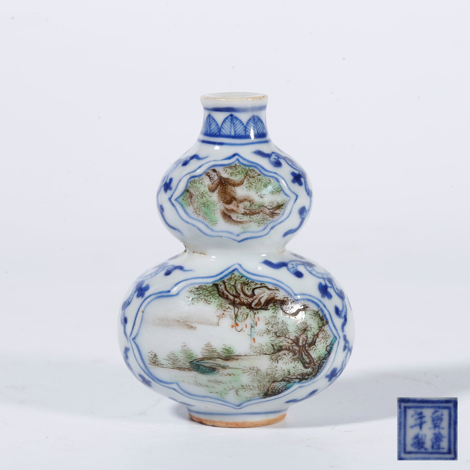 A FAMILLE ROSE SNUFF BOTTLE WITH LANDSCAPE PATTERNS (1 of 8)