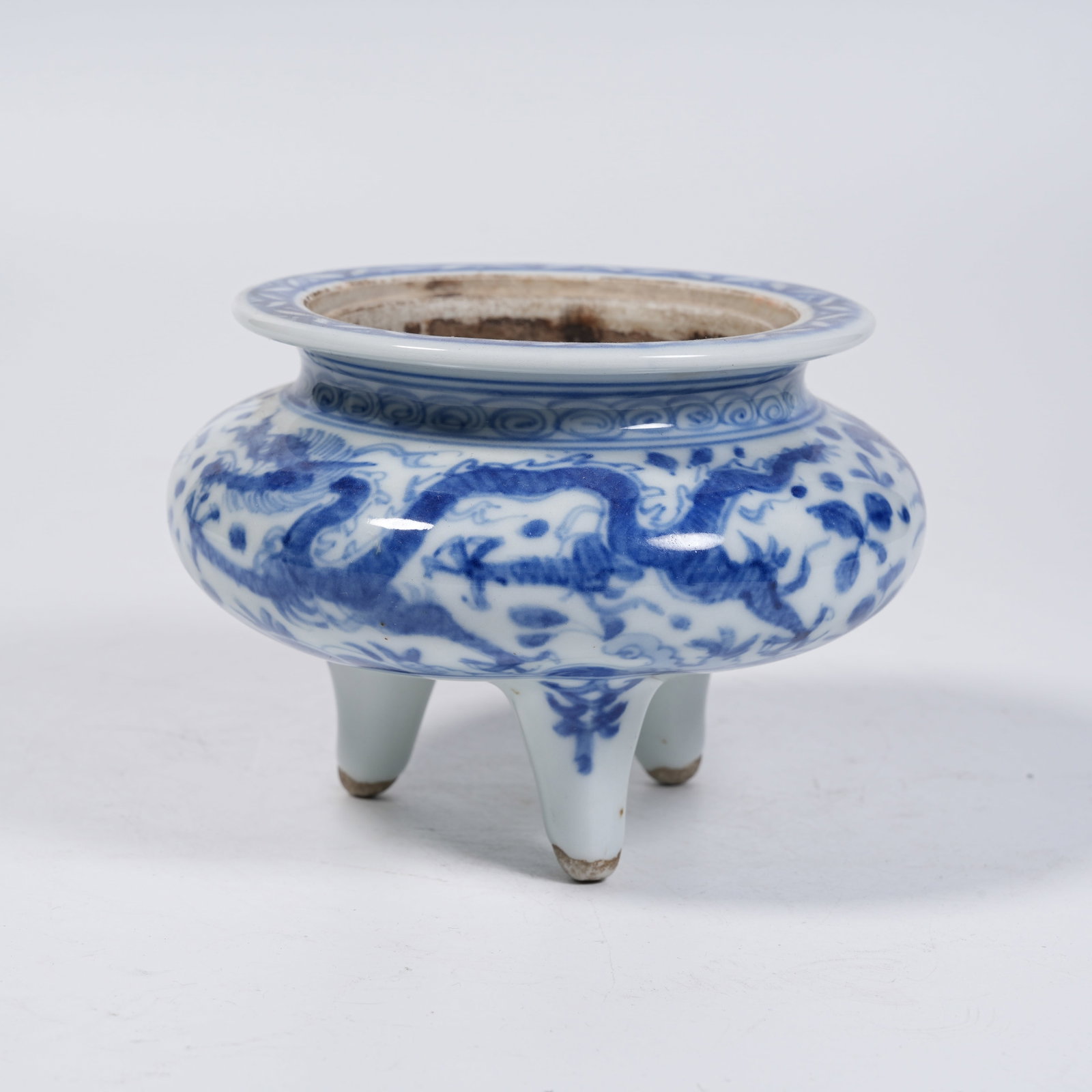 A BLUE AND WHITE LI-STYLE CENSER WITH DRAGON PATTERNS (1 of 9)