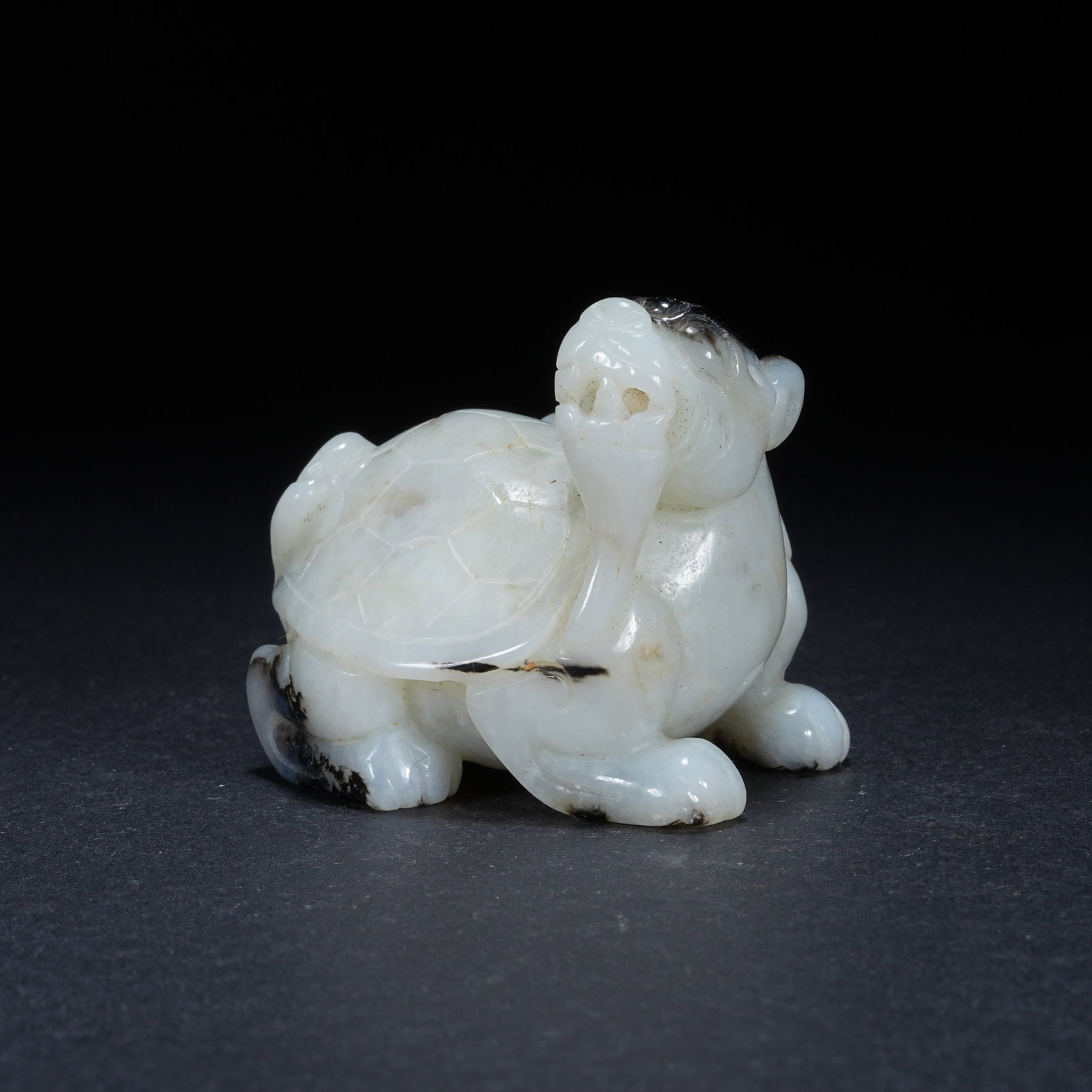 A HETIAN JADE SKILLFULLY COLORED RIGHT-CURLED HEAD DRAGON TURTLE: Hetian Jade Skillfully Colored Right-curled Head Dragon Turtle
