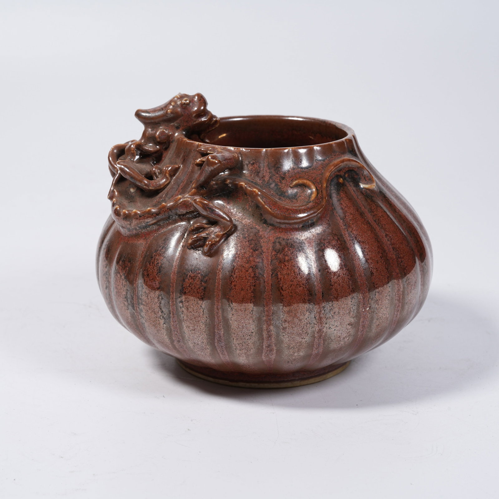 A PURPLE-GOLD GLAZED CHI DRAGON BRUSH REST: Purple-gold Glazed Chi Dragon Brush Rest