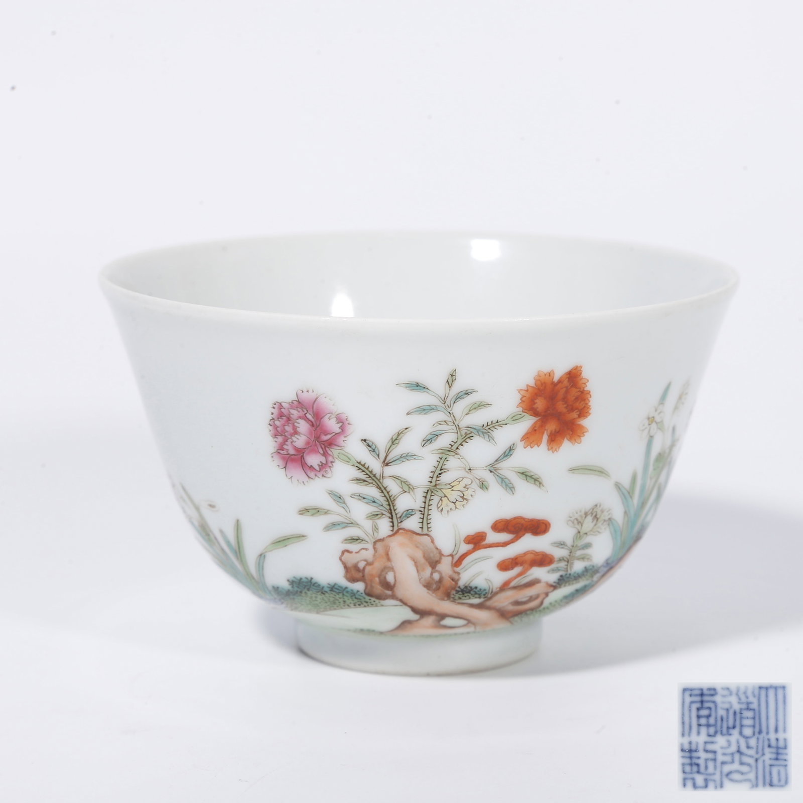 A FAMILLE ROSE BOWL WITH ROCKERY AND FLORAL PATTERNS: Famille Rose Bowl with Rockery and Floral Patterns