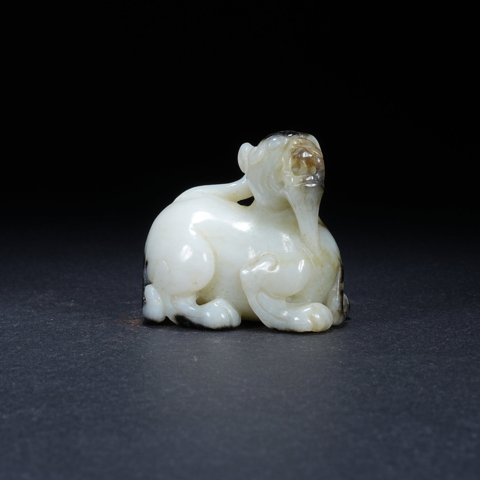 A HETIAN JADE SKILLFULLY COLORED RIGHT-CURLED HEAD AUSPICIOUS BEAST: Hetian Jade Skillfully Colored Right-curled Head Auspicious Beast