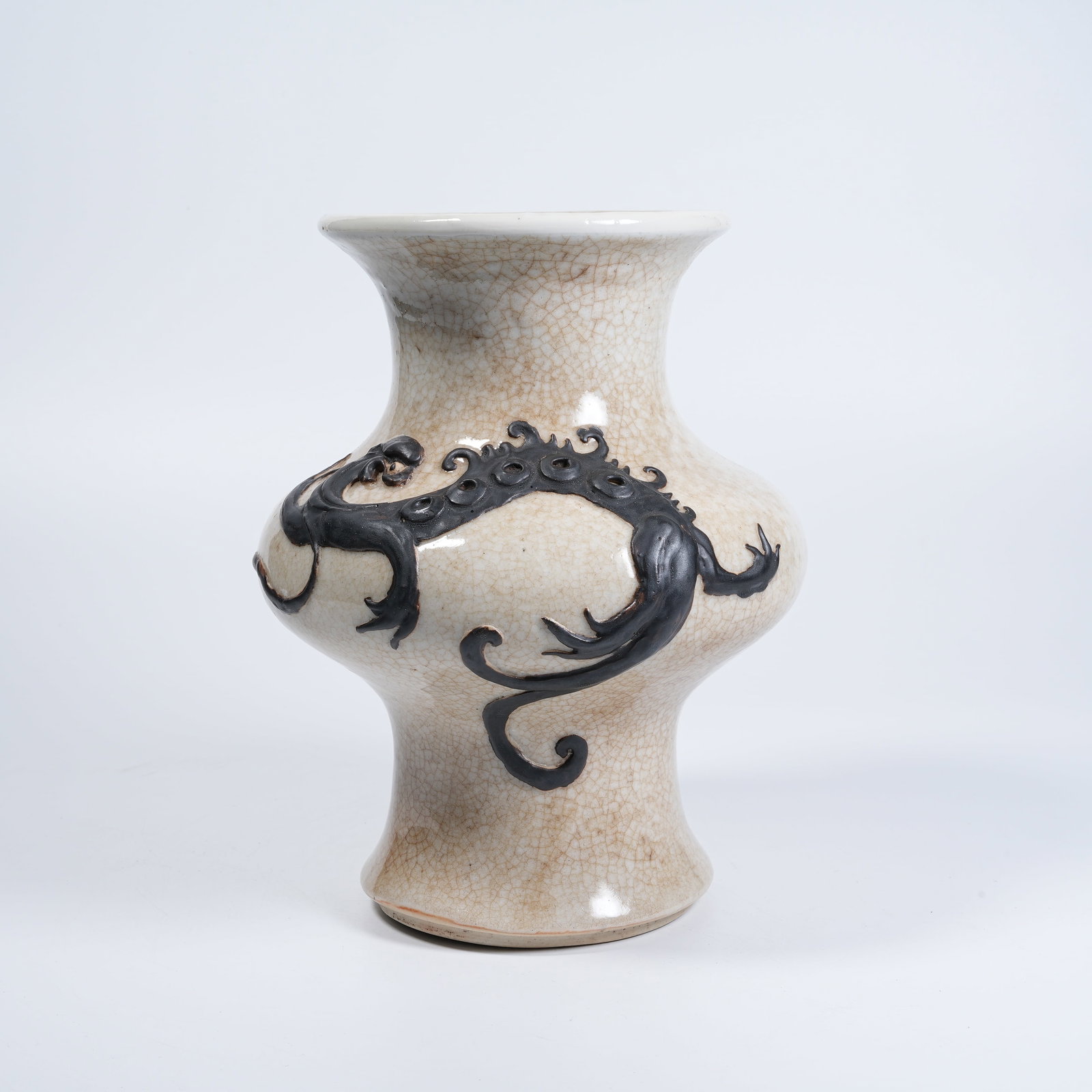 A GE KILN-STYLE ZUN VESSEL CARVED WITH CHI DRAGON PATTERNS: Ge Kiln-style Zun Vessel Carved with Chi Dragon Patterns