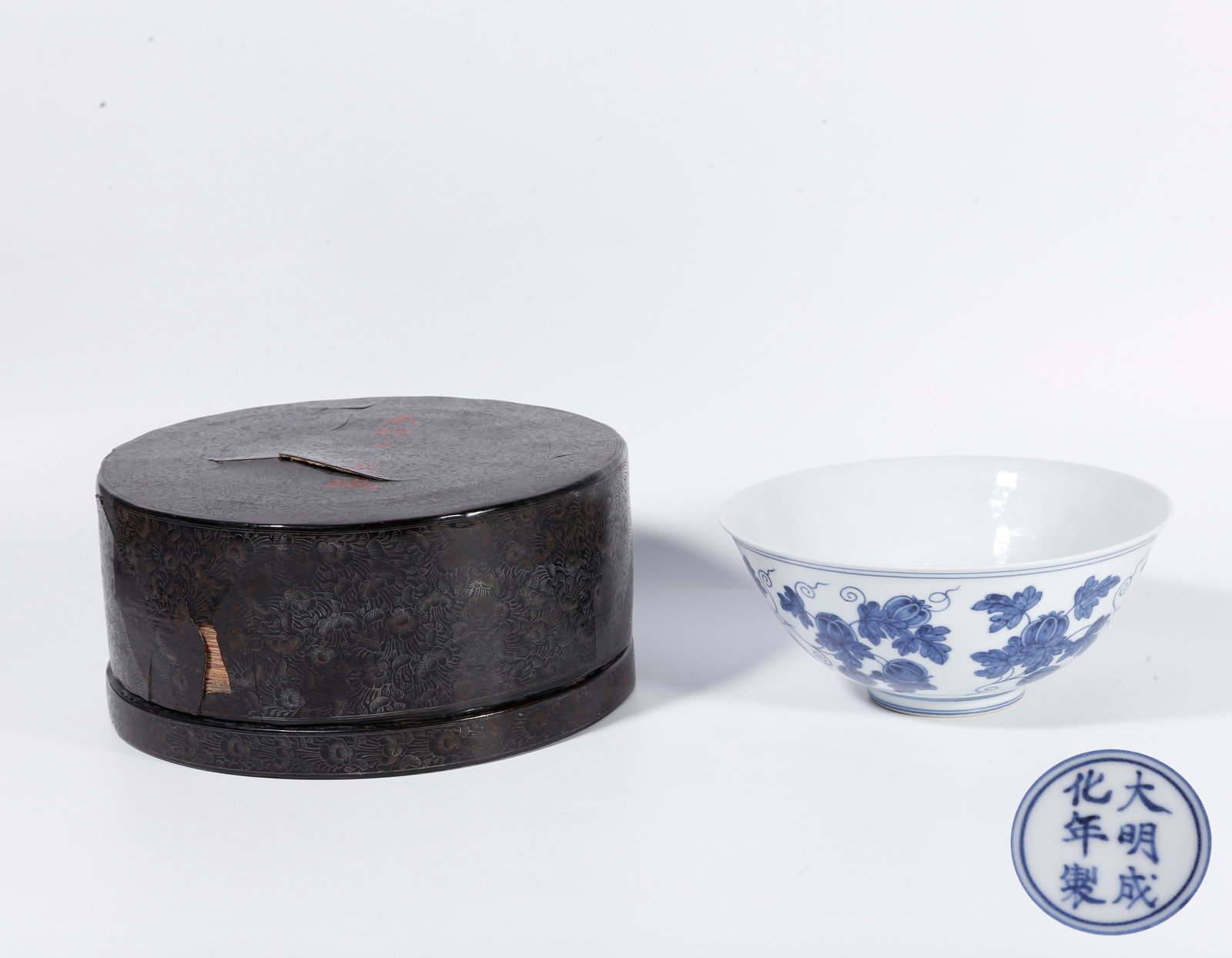 A BLUE AND WHITE BOWL WITH MELON AND FRUIT PATTERNS (1 of 10)