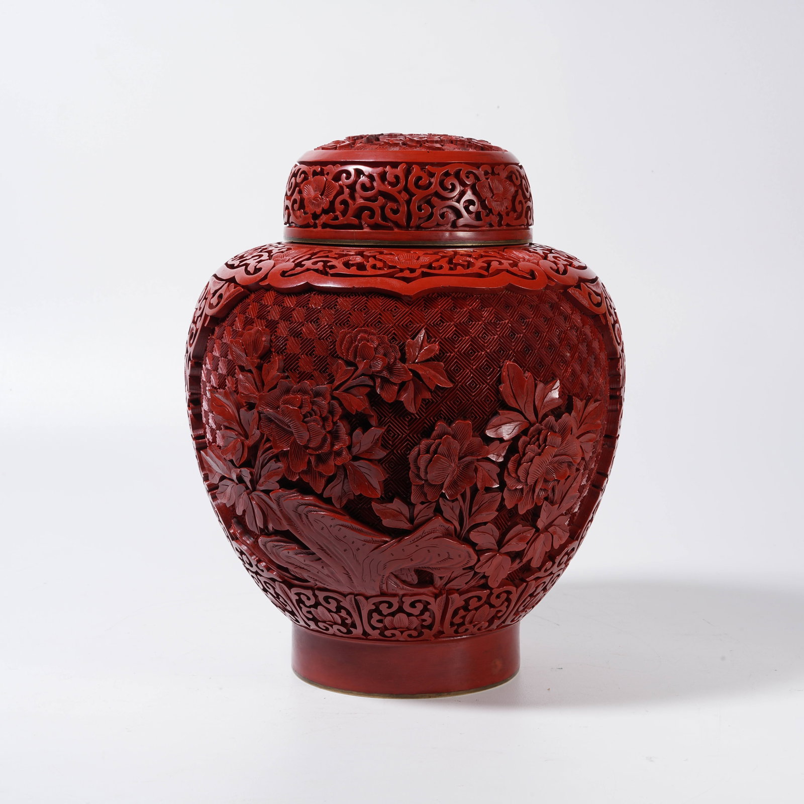A CARVED LACQUER LIDDED JAR WITH FLORAL PATTERNS (1 of 9)