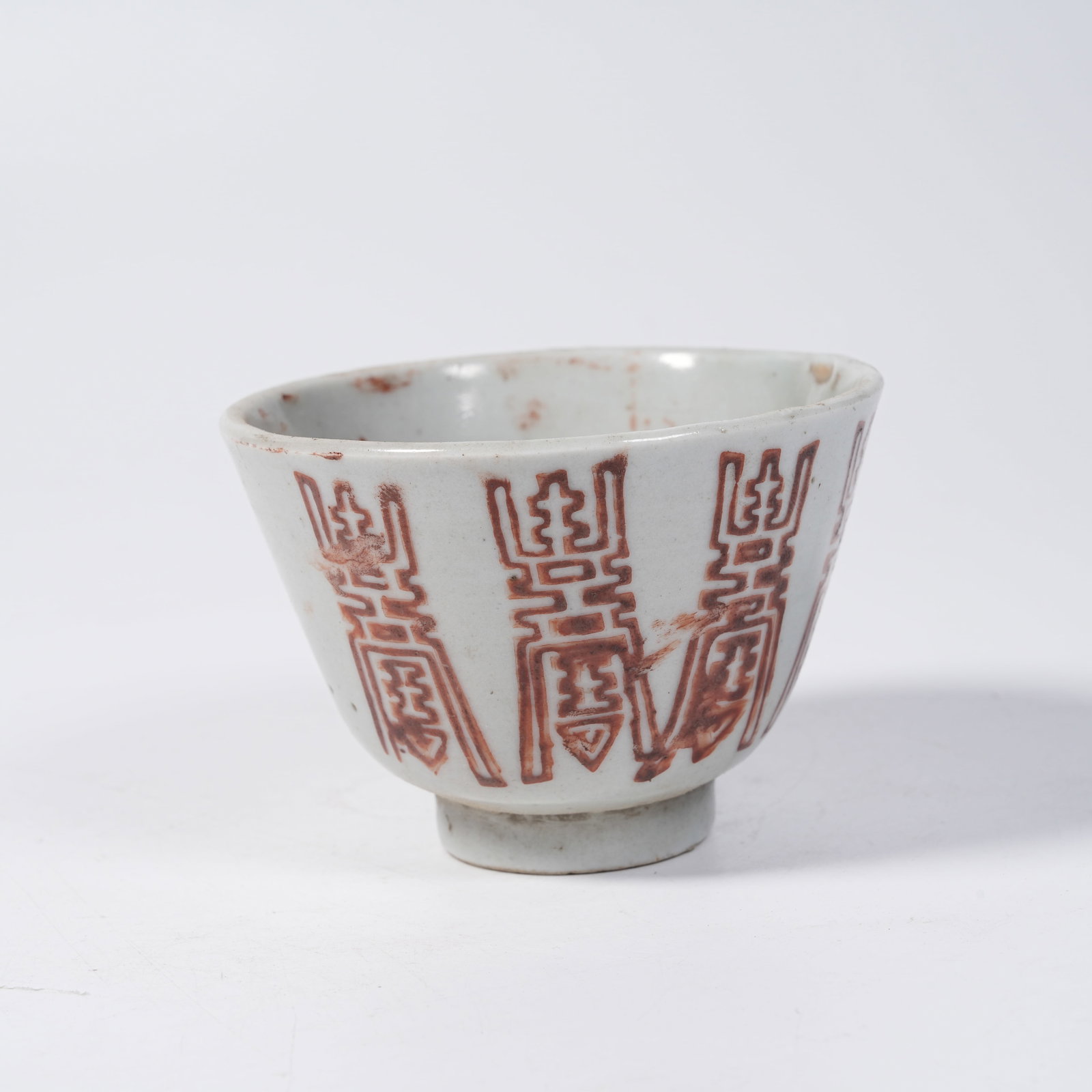 A UNDERGLAZE RED CUP WITH LONGEVITY PATTERNS - 3