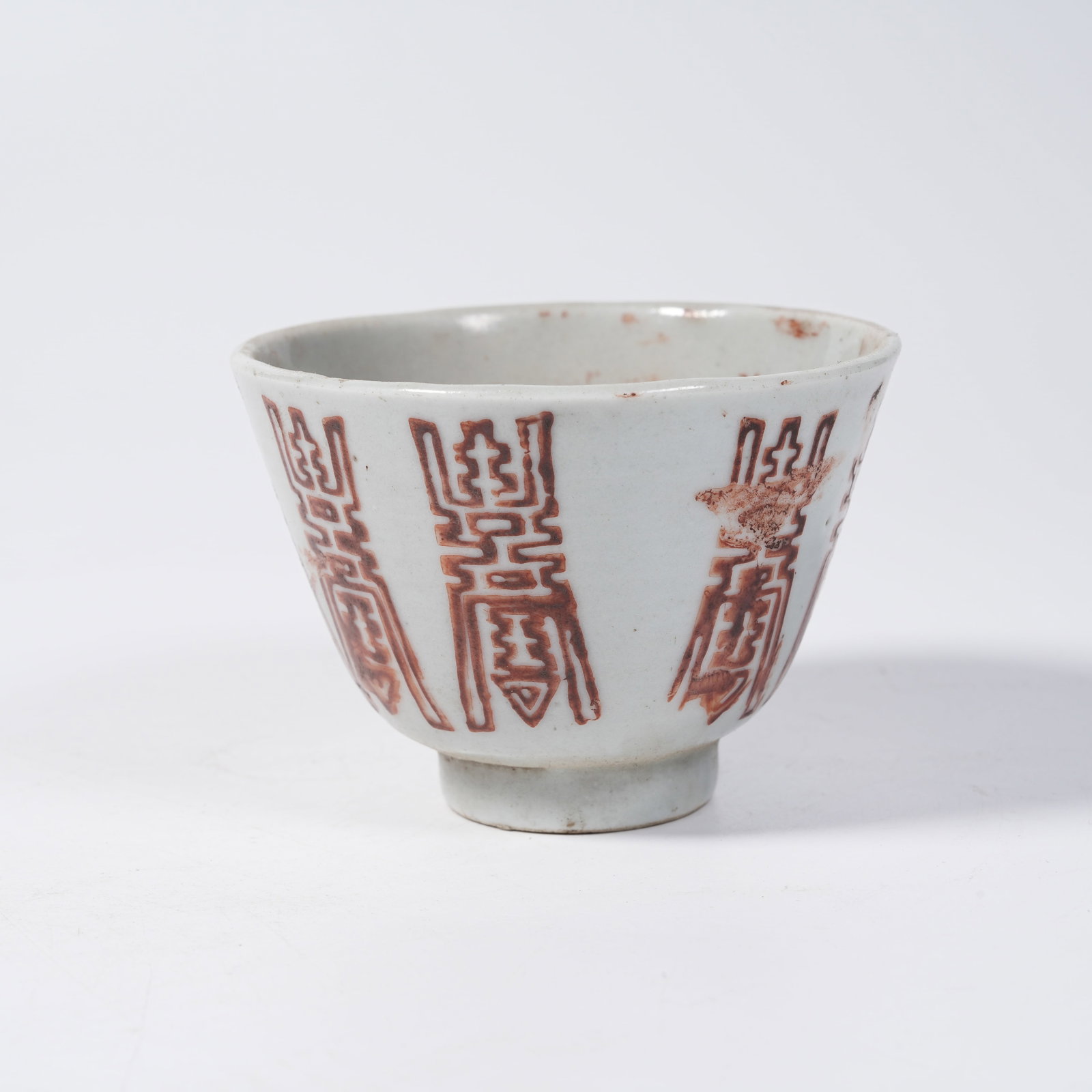 A UNDERGLAZE RED CUP WITH LONGEVITY PATTERNS - 4
