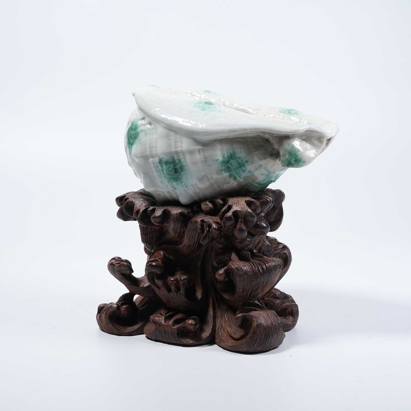 A REALISTIC PORCELAIN CONCH-SHAPED WASHER (1 of 9)