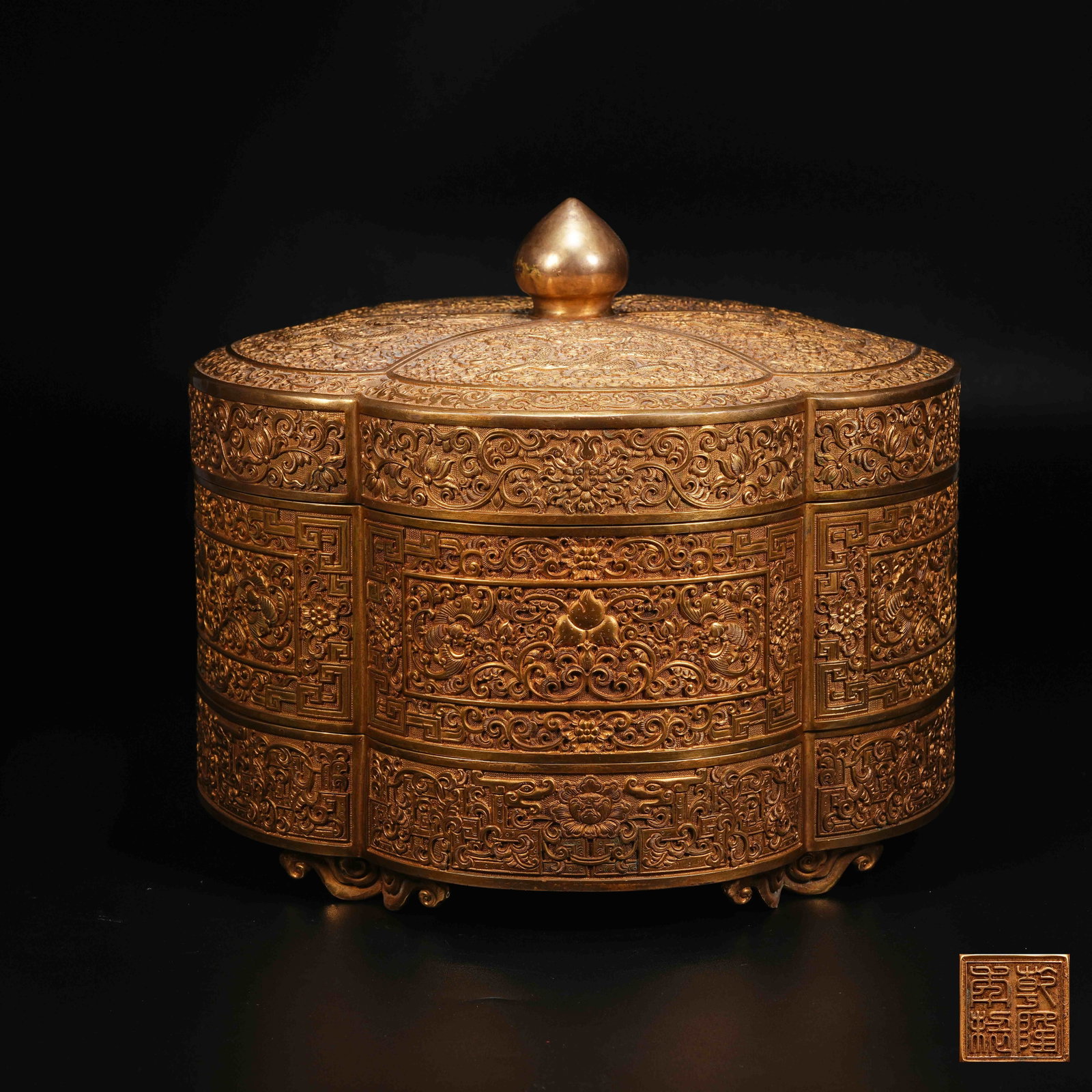 A GILT BRONZE FLOWER-SHAPED COVERED BOX WITH DRAGON PATTERNS: Gilt Bronze Flower-Shaped Covered Box with Dragon Patterns