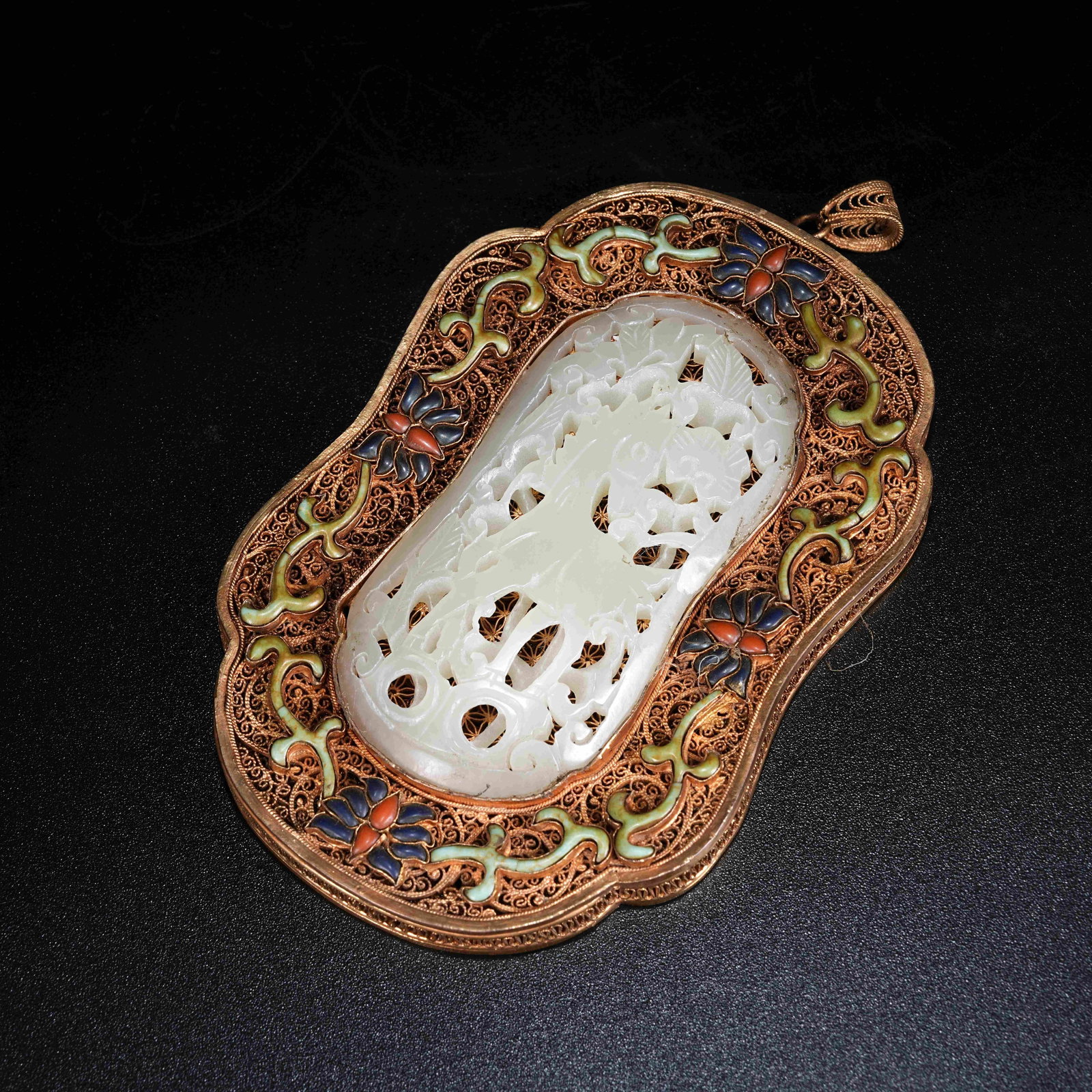 A SILVER GILT FILIGREE PENDANT INLAID WITH HETIAN JADE: Silver Gilt Filigree Pendant Inlaid with Hetian Jade