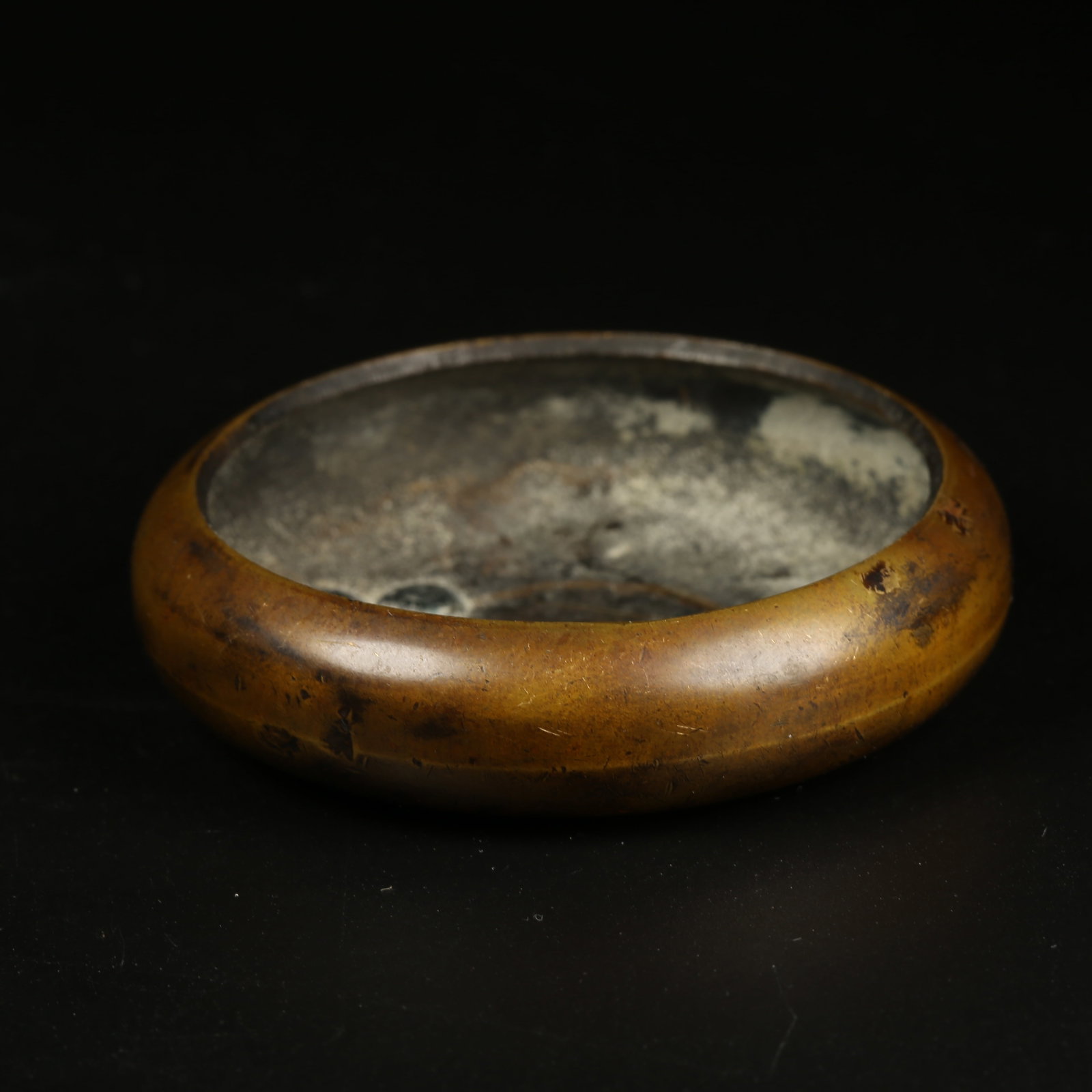 A BRONZE WASHBASIN: Bronze Washbasin