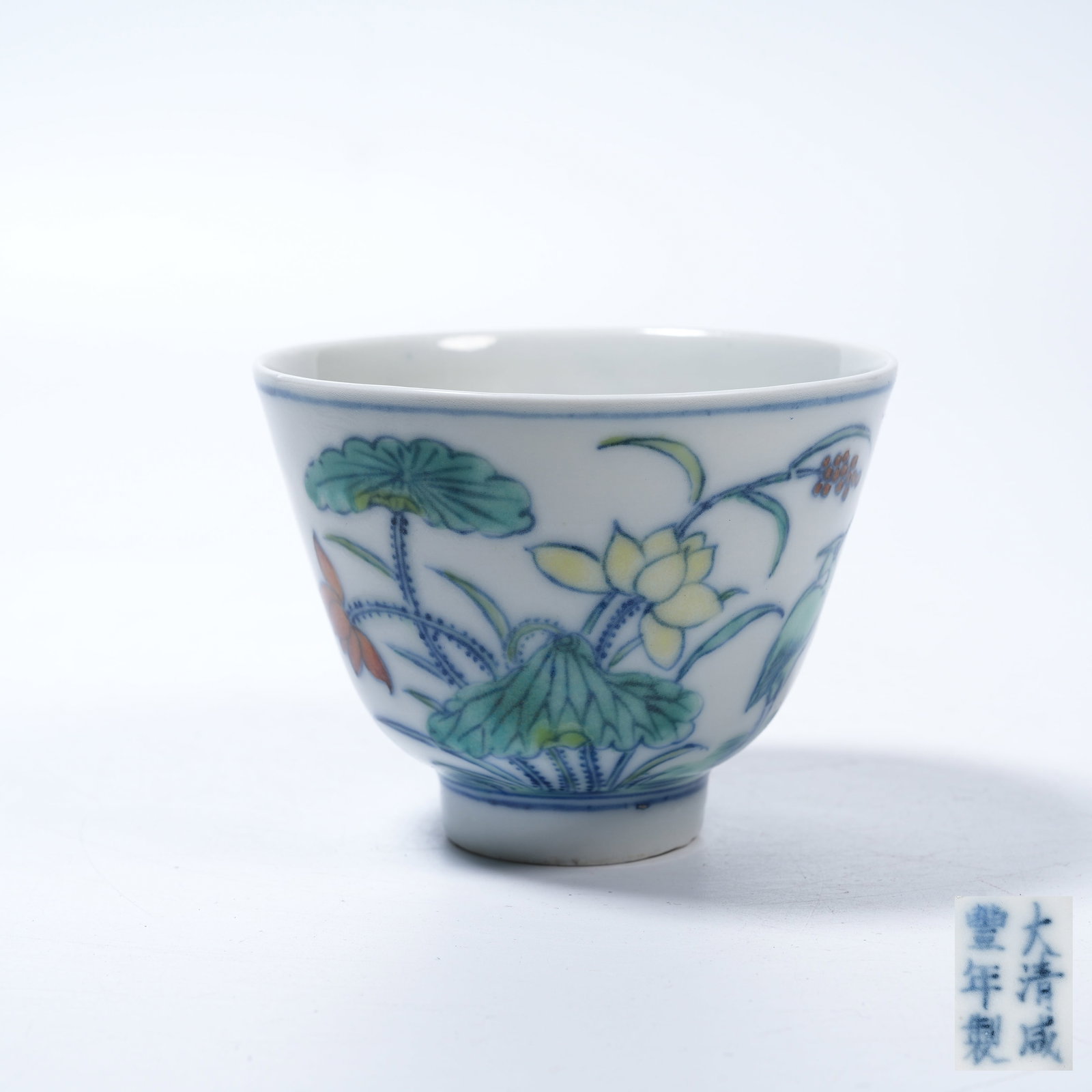 A DOUCAI CUP WITH FLOWER AND BIRD PATTERNS: Doucai Cup with Flower and Bird Patterns