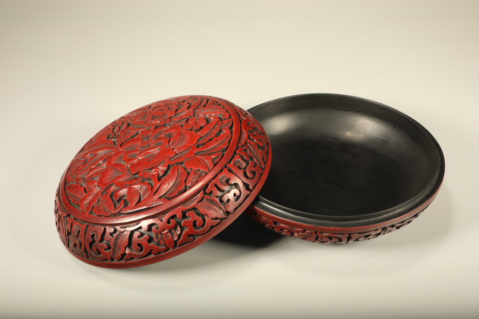 A LACQUERED LIDDED BOX PAINTED WITH PEONY FLORAL PATTERNS (1 of 8)