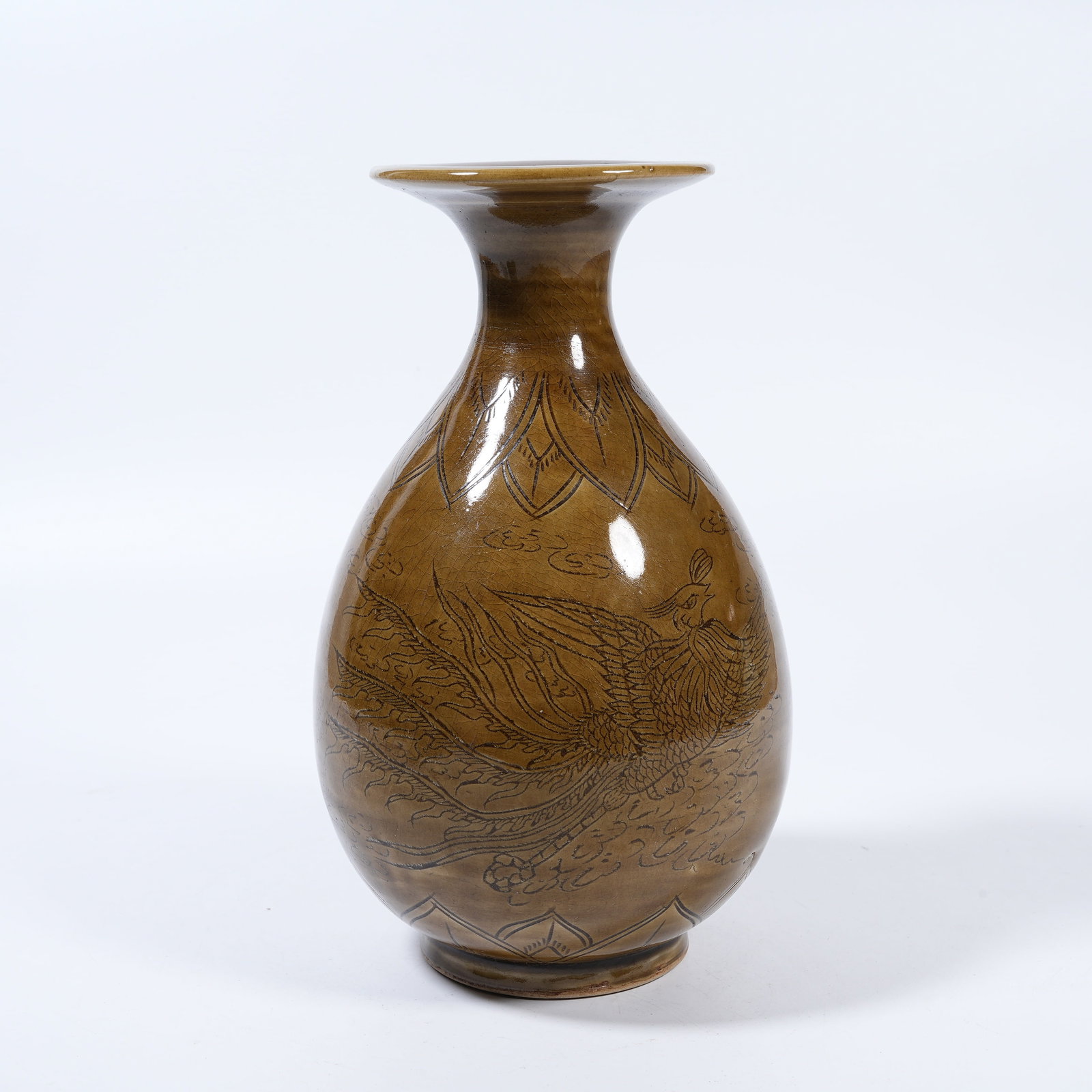 A YUE KILN PEAR-SHAPED VASE WITH PHOENIX PATTERN: Yue Kiln Pear-shaped Vase with Phoenix Pattern