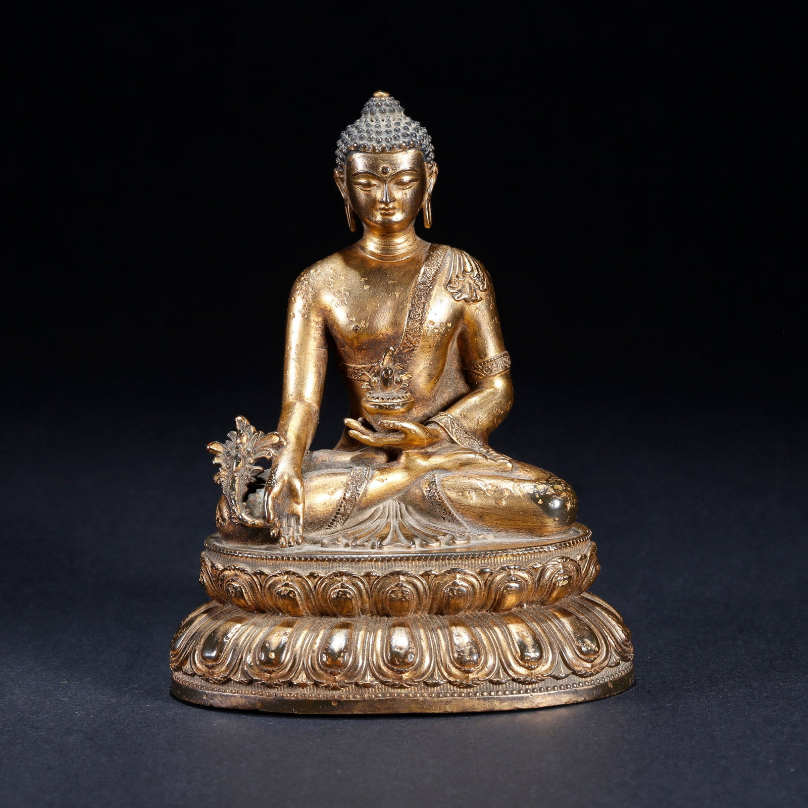 A GILT BRONZE AMITAYUS STATUE (1 of 9)