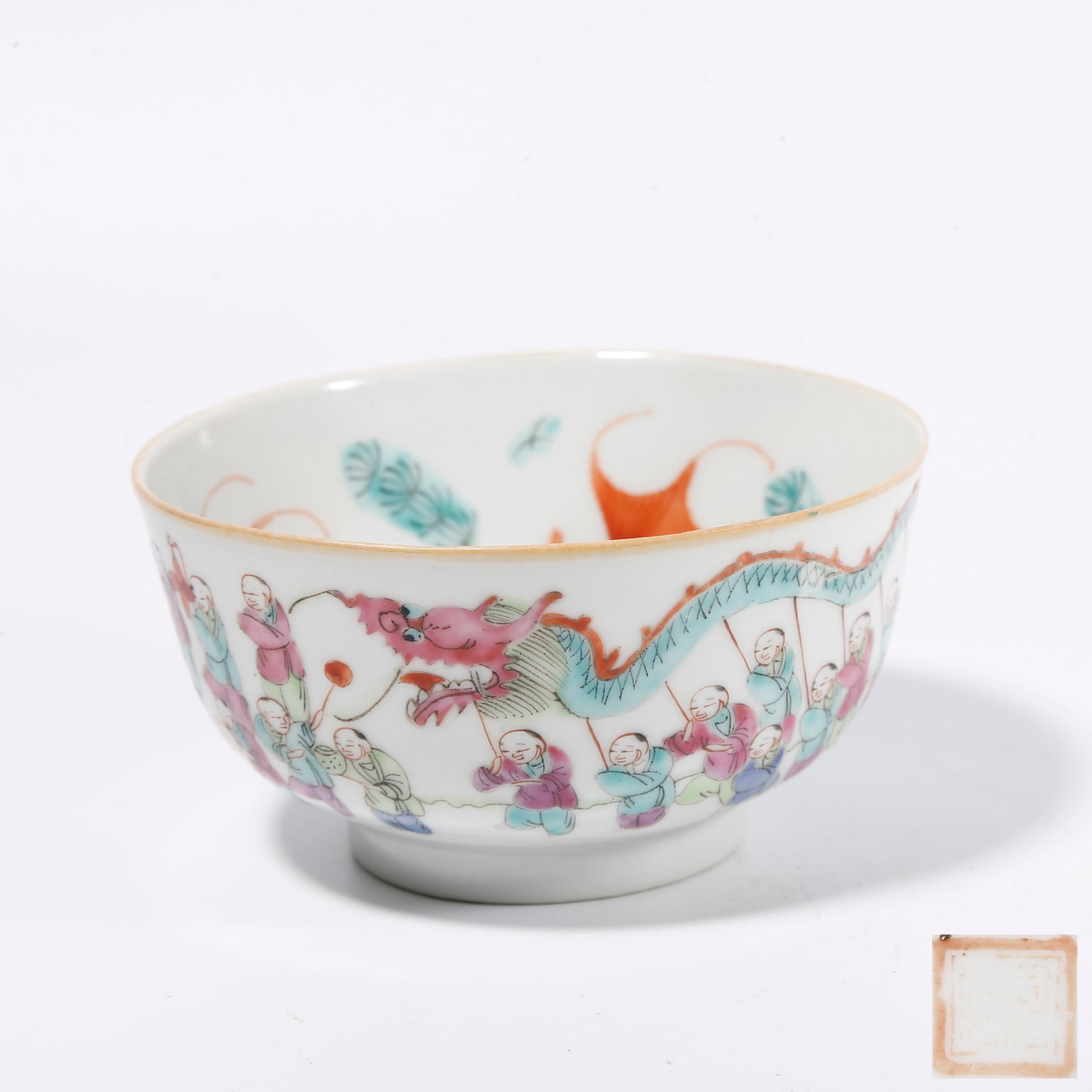 A FAMILLE ROSE CUP WITH FISH AND ALGAE PATTERN: Famille Rose Cup with Fish and Algae Pattern