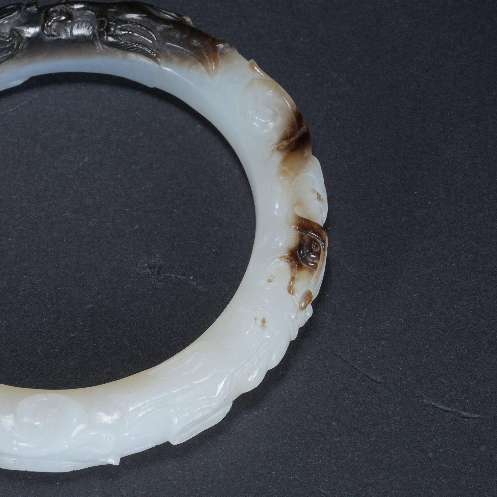 A HETIAN JADE BANGLE WITH SKILLFULLY COLORED DRAGON PATTERN - 2