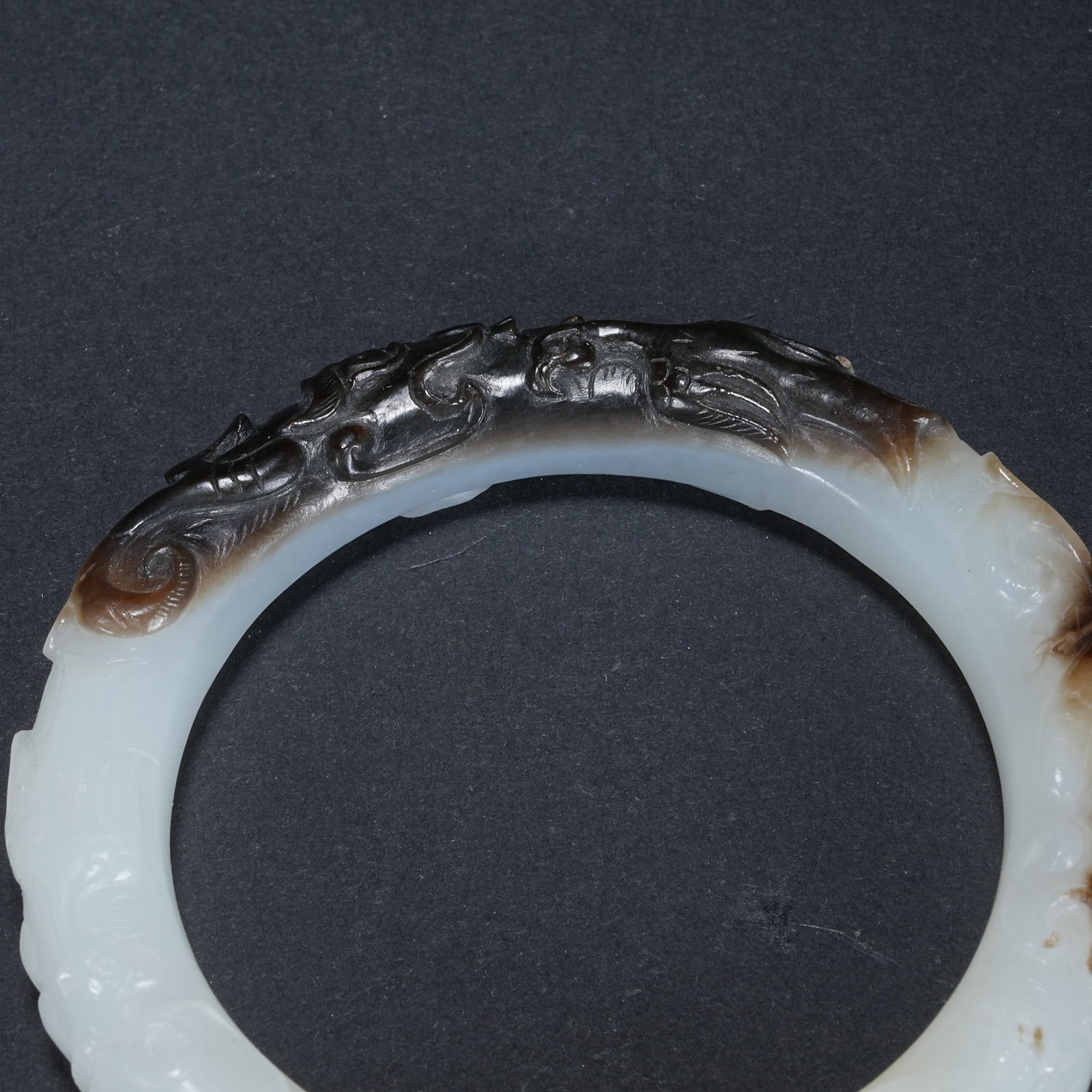A HETIAN JADE BANGLE WITH SKILLFULLY COLORED DRAGON PATTERN - 3
