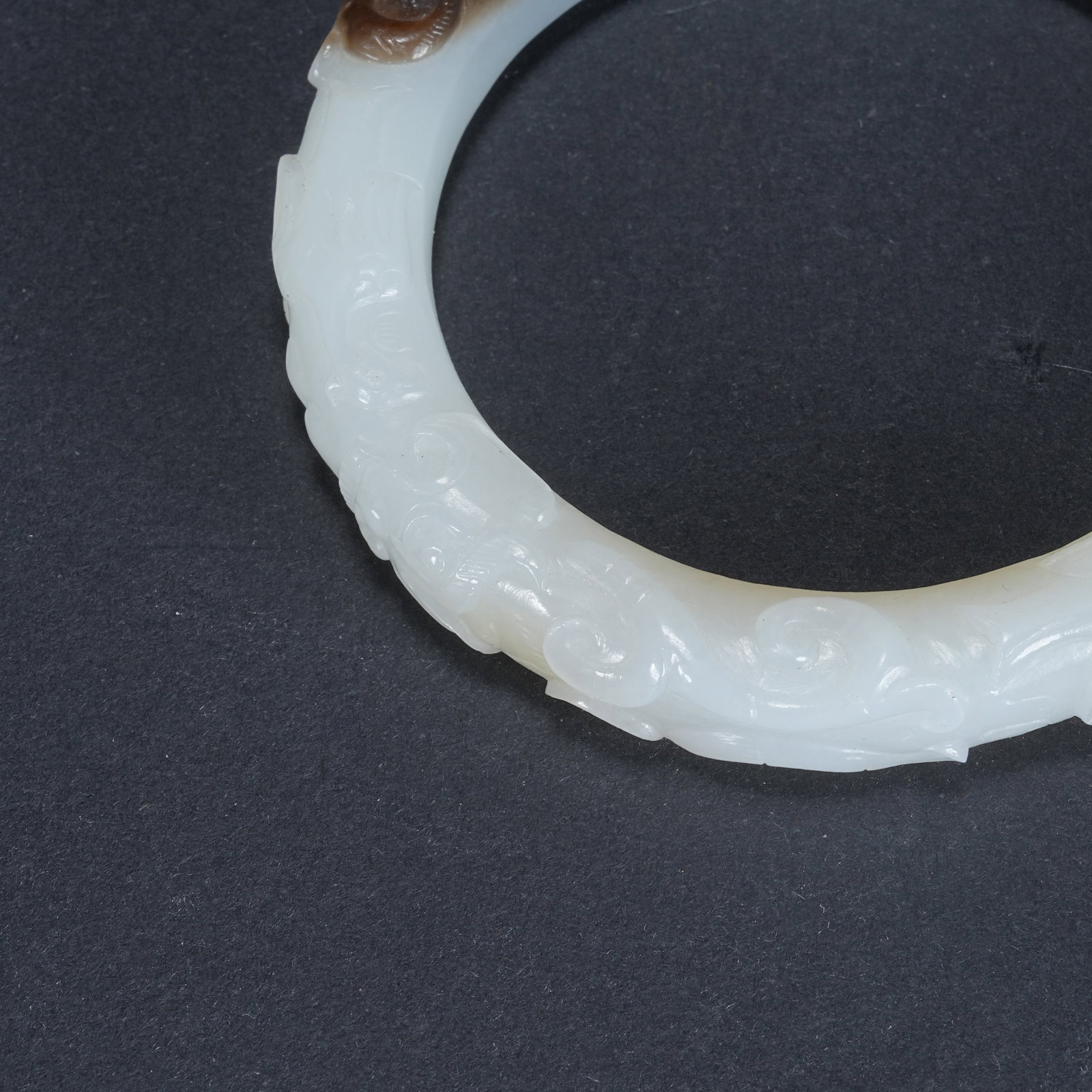 A HETIAN JADE BANGLE WITH SKILLFULLY COLORED DRAGON PATTERN - 4