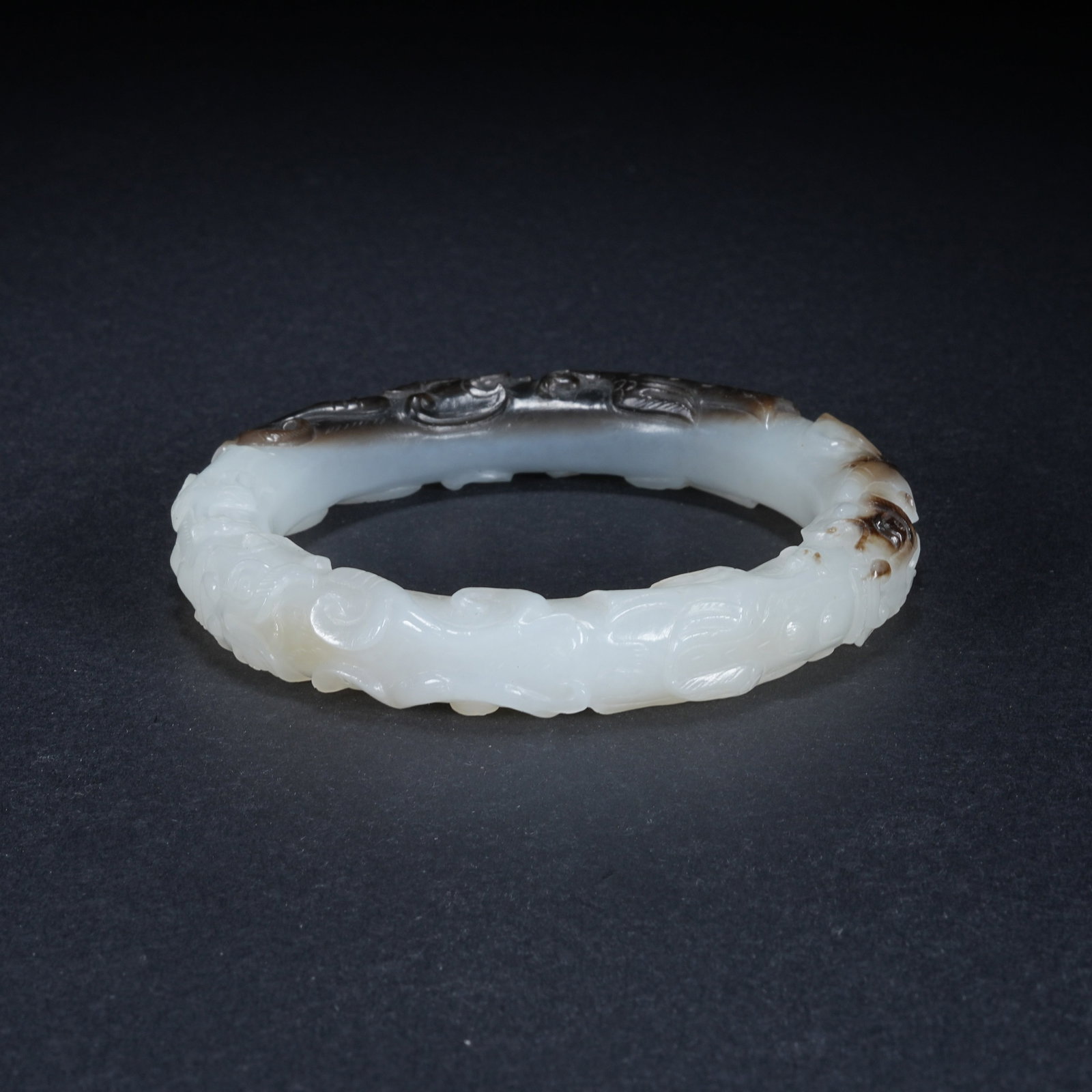 A HETIAN JADE BANGLE WITH SKILLFULLY COLORED DRAGON PATTERN - 5