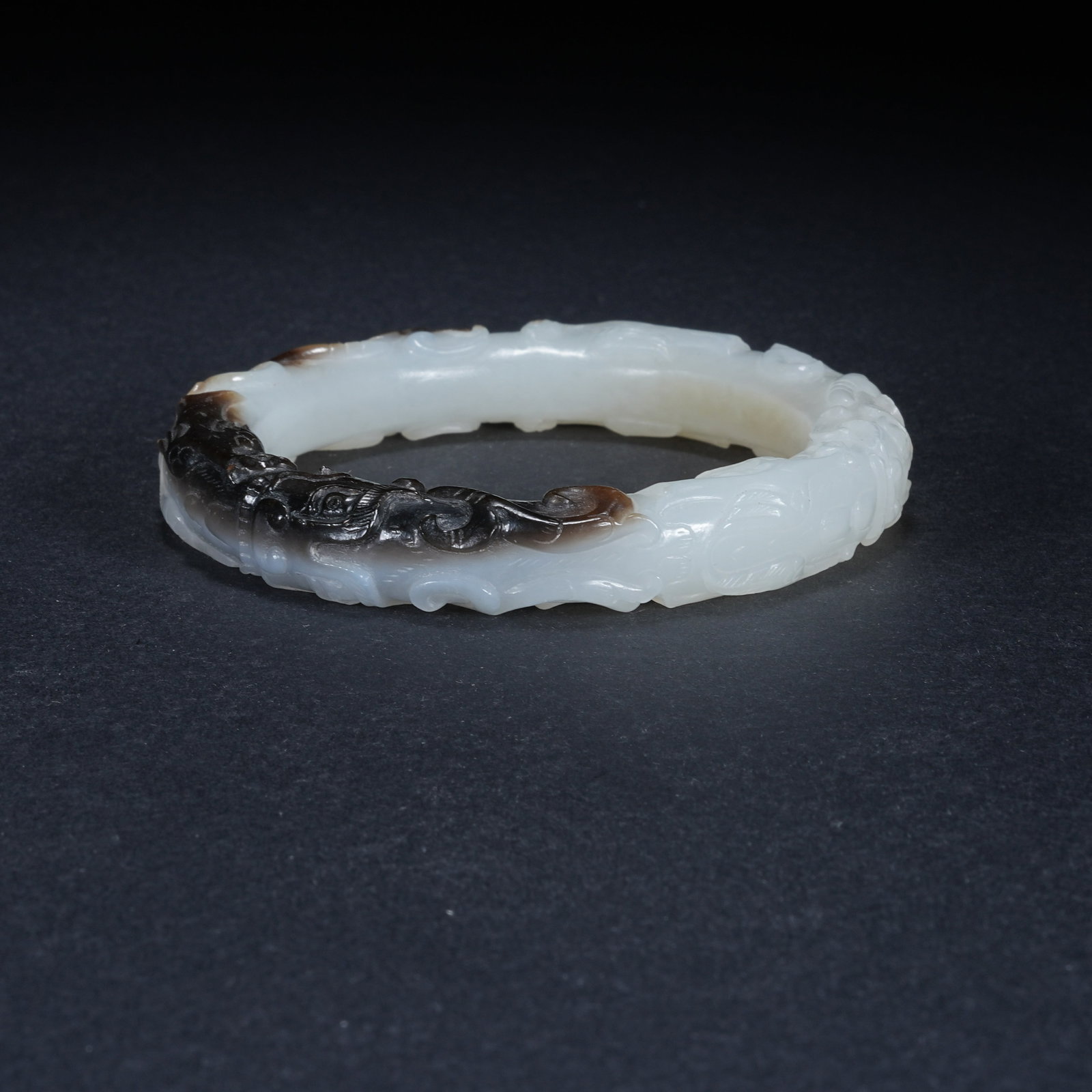 A HETIAN JADE BANGLE WITH SKILLFULLY COLORED DRAGON PATTERN - 7
