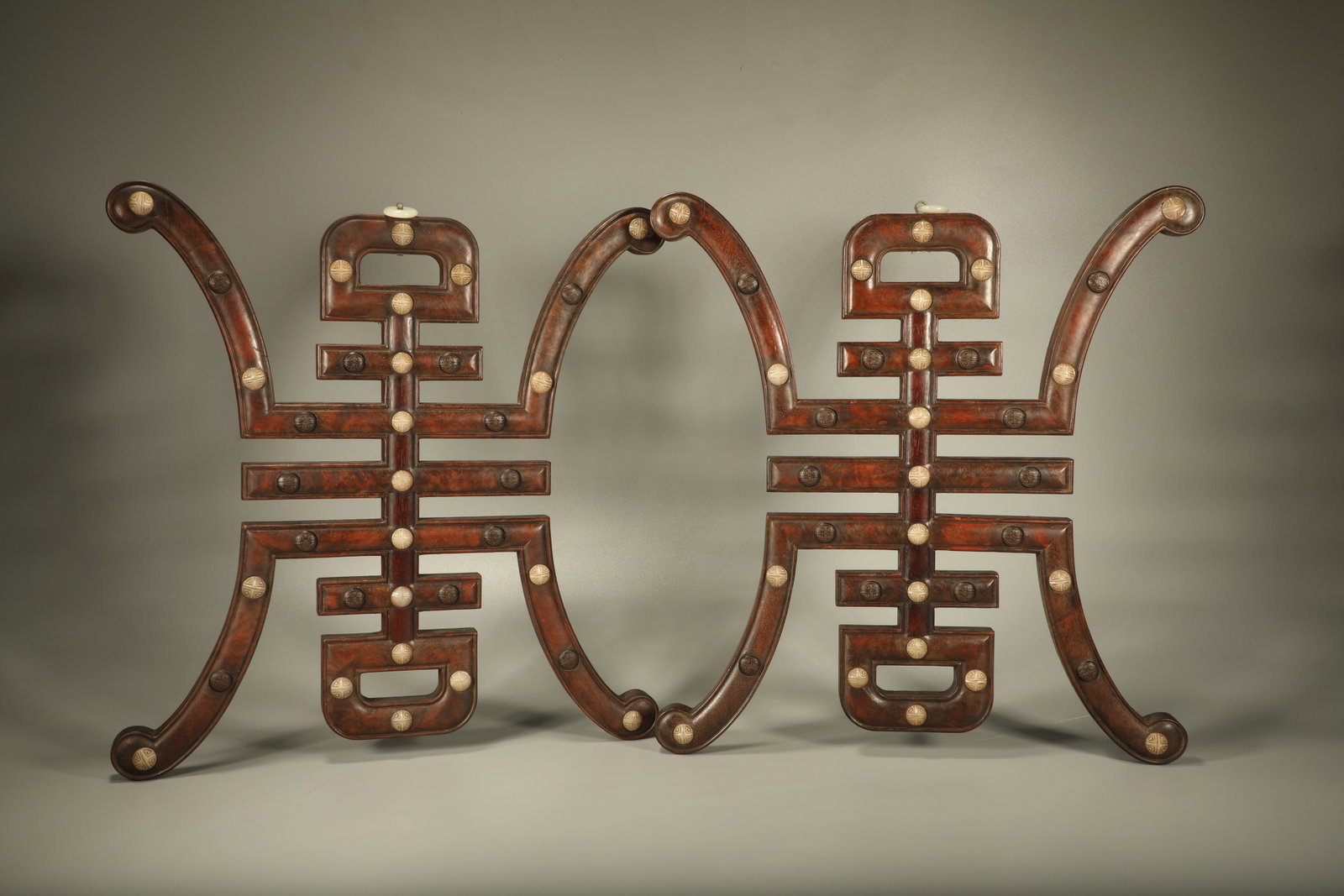 A PAIR OF BURL WOOD HANGING SCREENS CARVED WITH SHOU CHARACTER AND INLAID JADE: Pair of Burl Wood Hanging Screens Carved with Shou Character and Inlaid Jade
