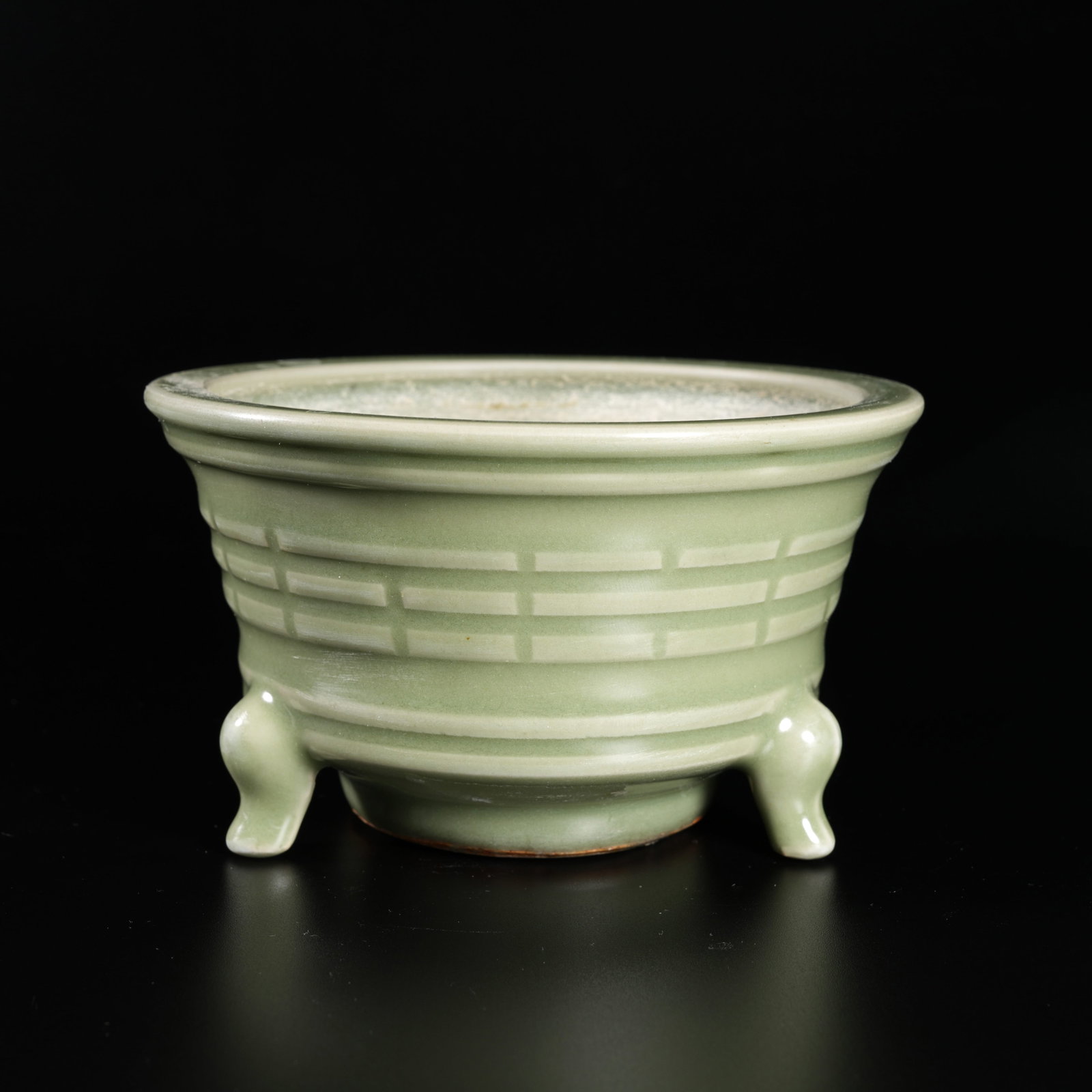 A LONGQUAN KILN VASE (1 of 10)