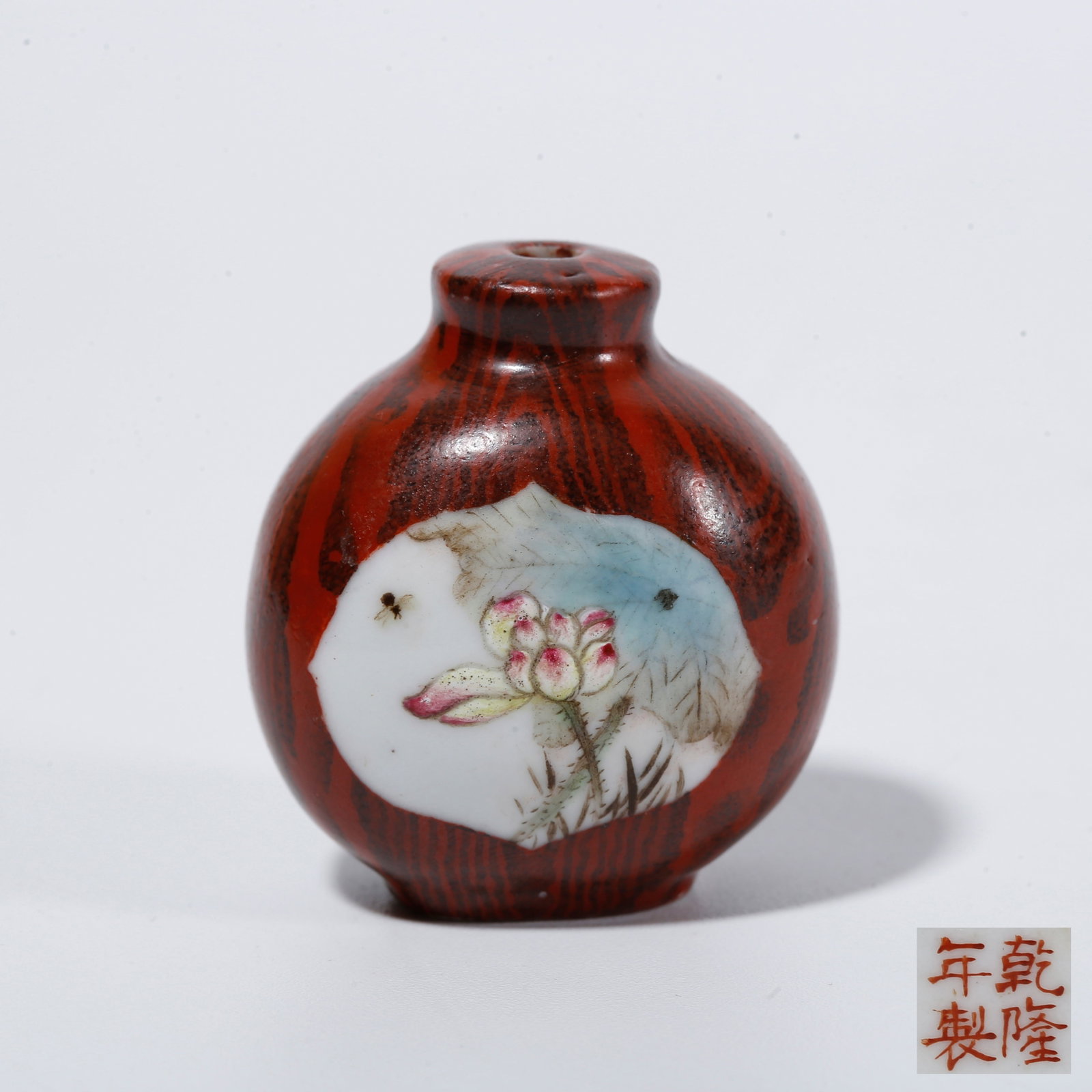 A WOOD-GRAIN GLAZE SNUFF BOTTLE WITH WINDOWED FLORAL SCENES: Wood-Grain Glaze Snuff Bottle with Windowed Floral Scenes