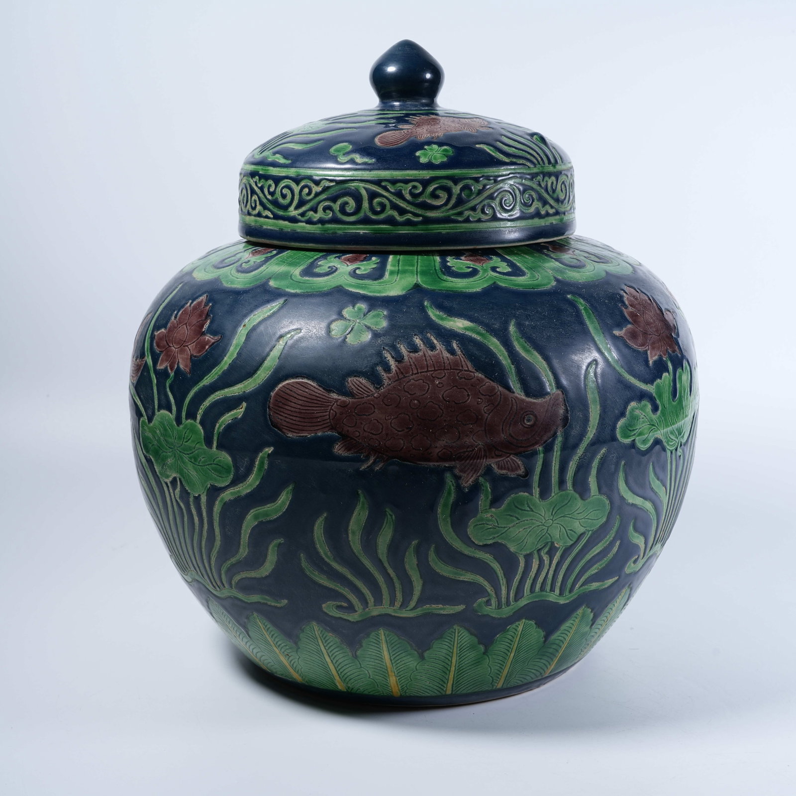 A COVERED JAR WITH THREE-COLORED FISH AND ALGAE MOTIFS (1 of 9)