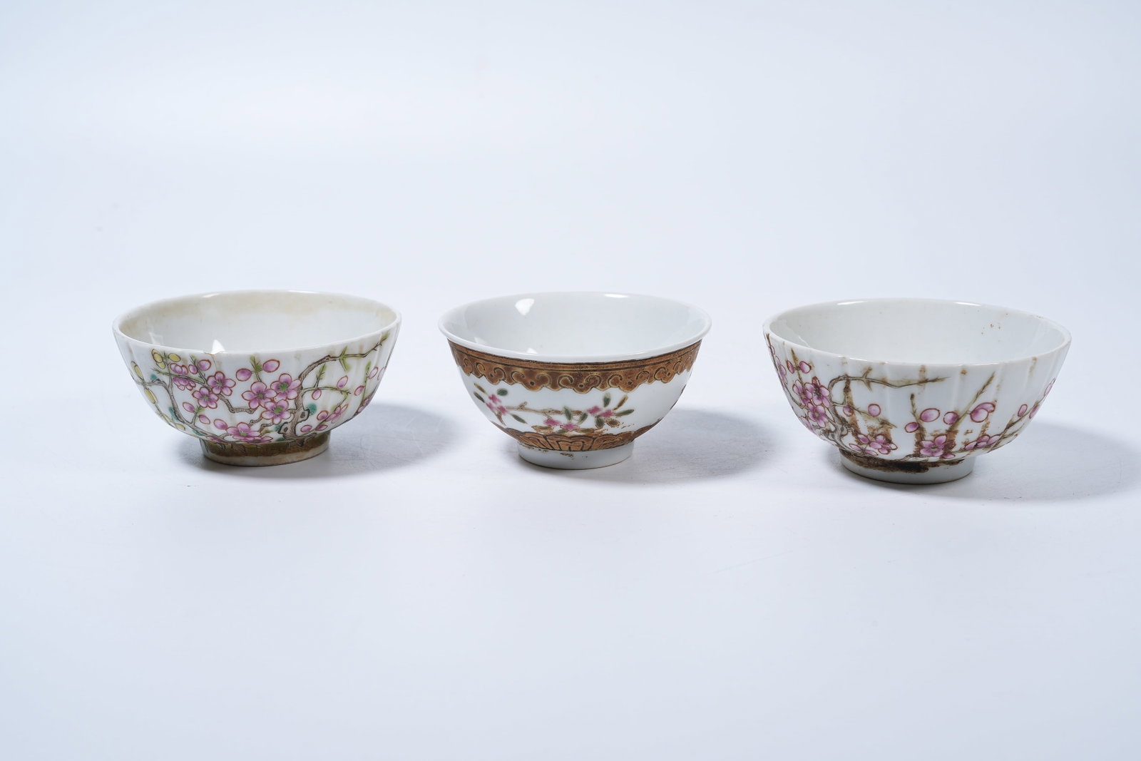 A SET OF THREE FAMILLE ROSE CUPS WITH FLORAL PATTERNS (1 of 10)
