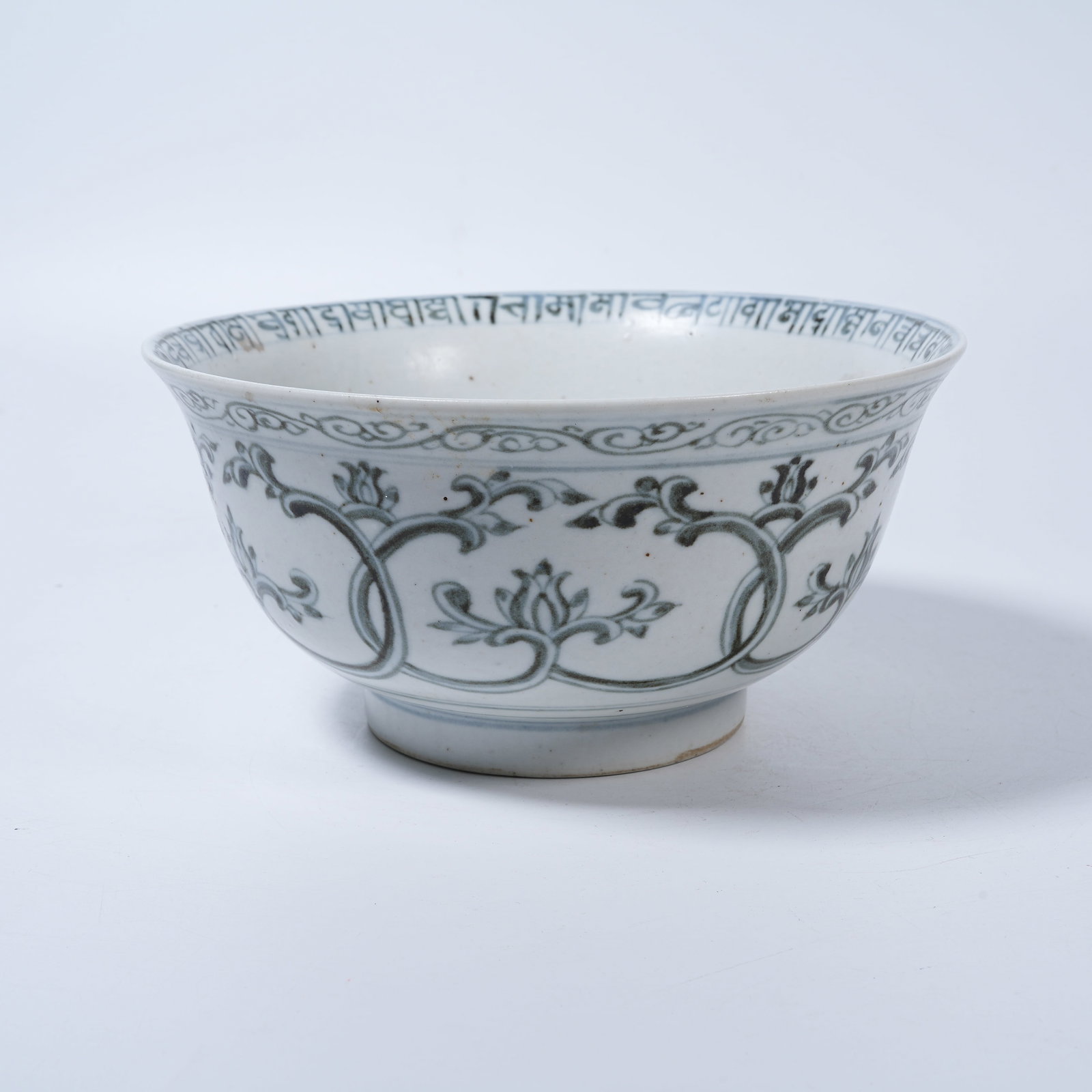 A BLUE AND WHITE BOWL WITH INTERLOCKING FLORAL SCROLLS (1 of 9)