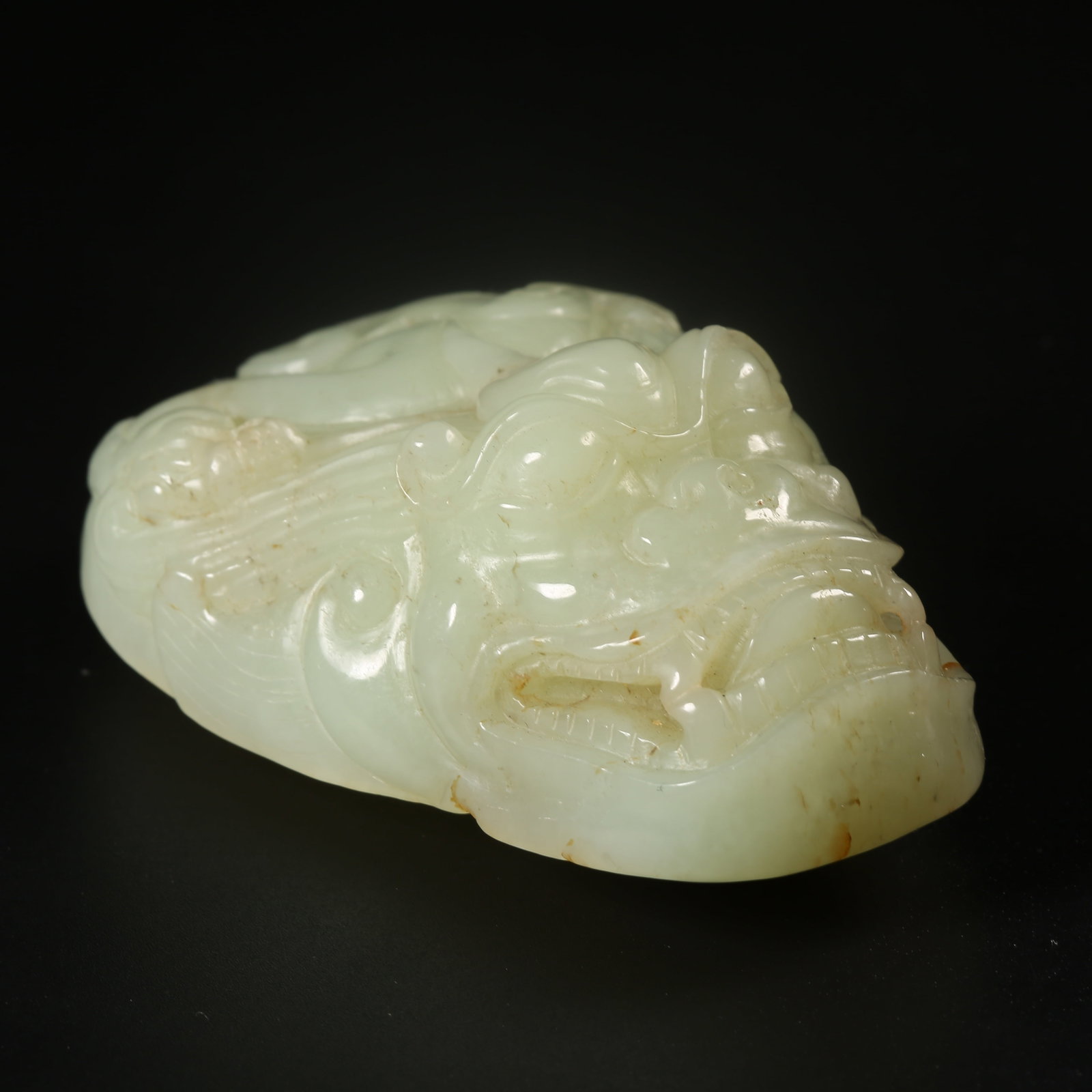A HETIAN JADE DRAGON-HEAD BELT ORNAMENT: Hetian jade dragon-head belt ornament