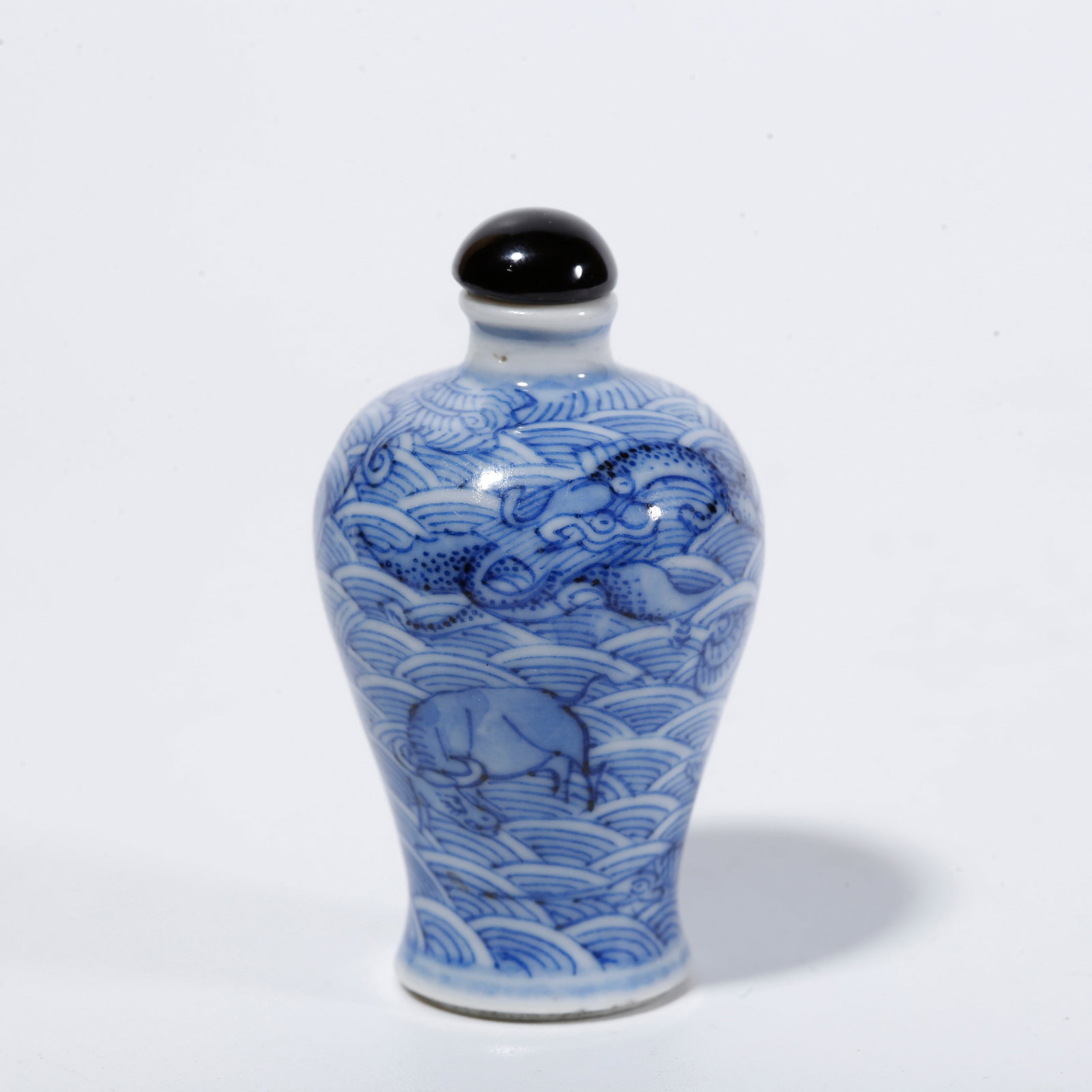 A BLUE AND WHITE SNUFF BOTTLE WITH EIGHT ECCENTRICS OF THE SEA PATTERNS: Blue and White Snuff Bottle with Eight Eccentrics of the Sea Patterns